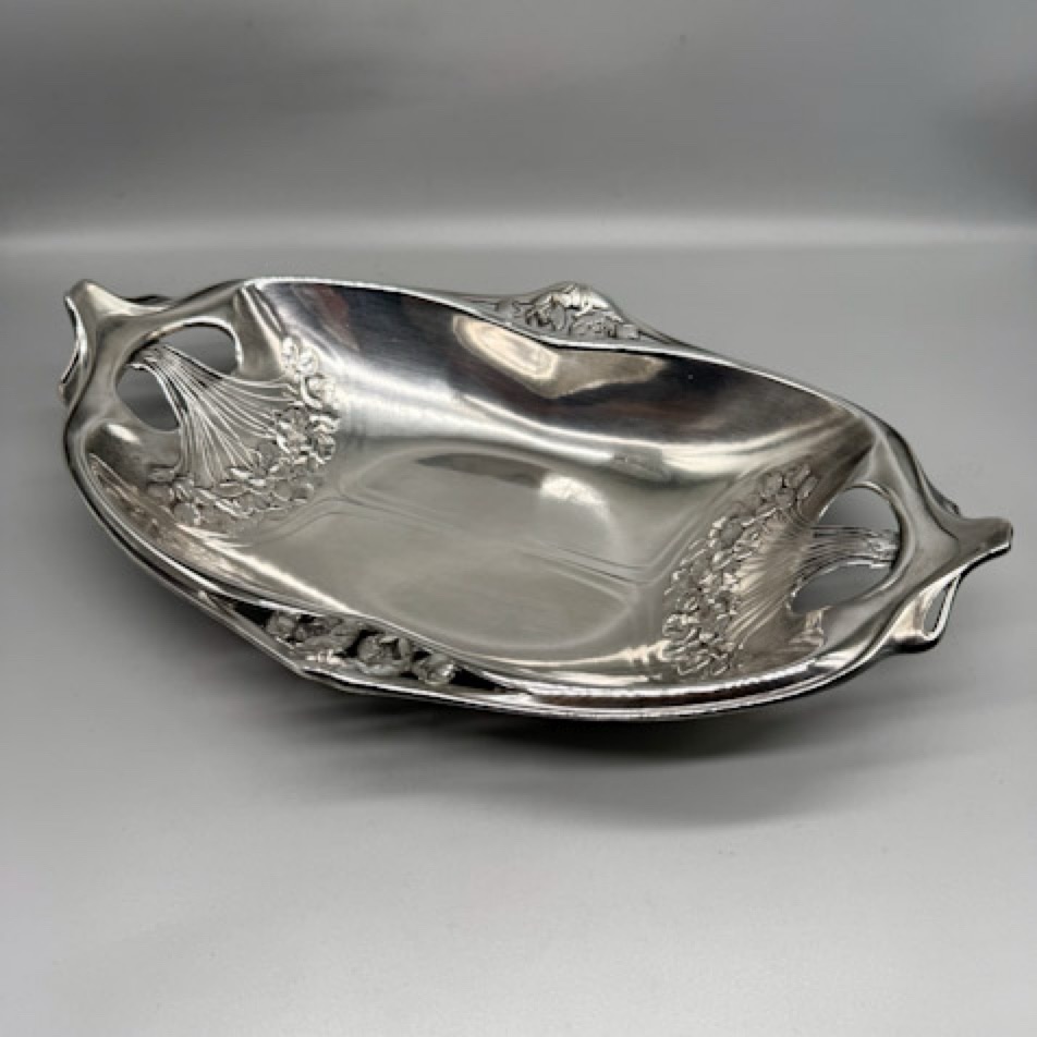 Coupe corbeille en métal argenté Gallia pour Christofle .
Un superbe décor de violettes stylisées.
Époque Art nouveau
Longueur : 34 cm
Hauteur : 5,5 cm
Bel état , brillance pas de manque d’argenture uniquement des micro rayures d’usage .
La collection Gallia fut créée par Christofle en 1890 jusqu’en 1920 environ.
Une très belle pièce pour centre de table .
🛒 prix et disponibilité dans la boutique en ligne .
#argenterie #corbeille #artdelatable #artnouveaustyle