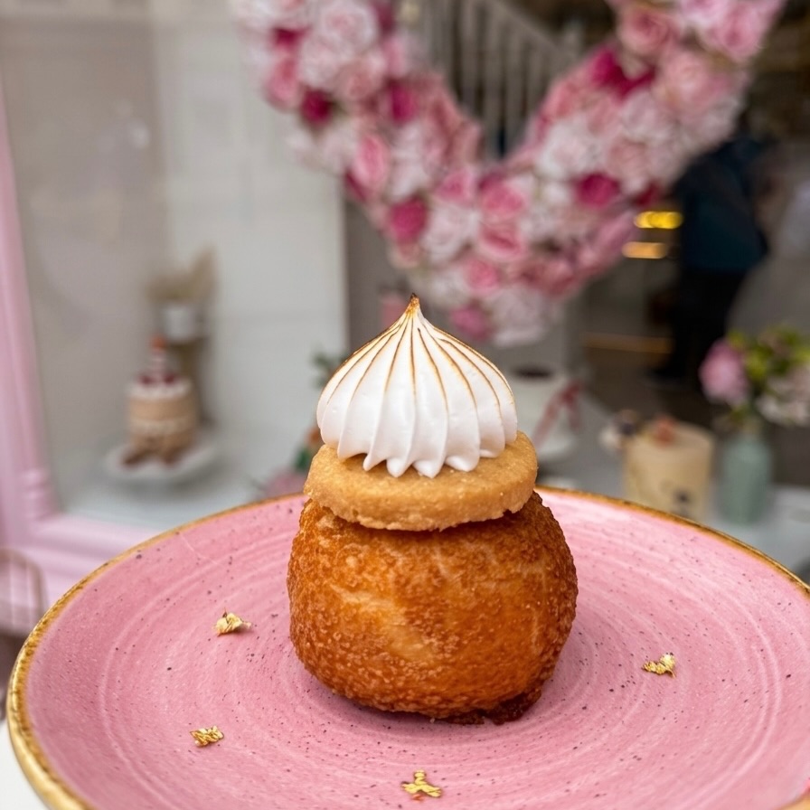 🌟 NEW SPECIAL 🌟
🍋 Lemon Meringue Pie 🍋
Our crisp golden choux bun filled with a lemon mousse & lemon curd, topped with a shortbread Biscuits & Italian meringue 🍋