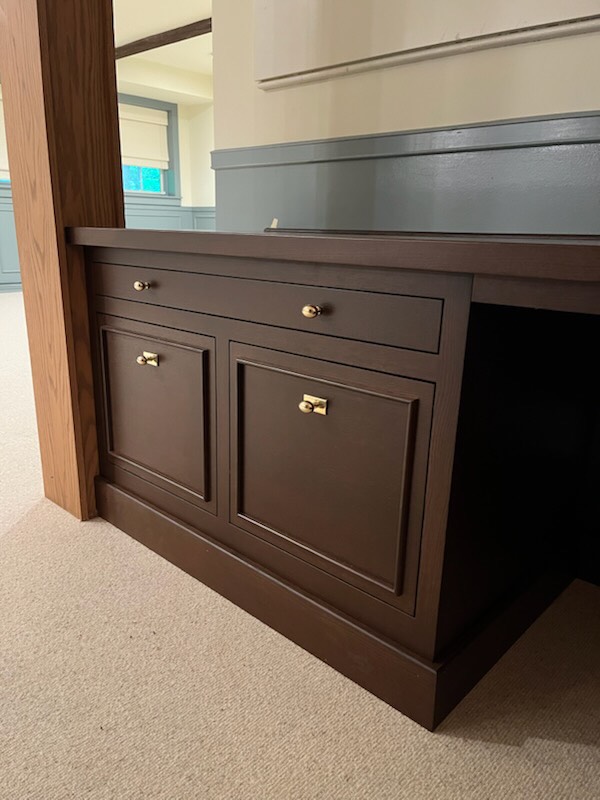 Some of the best spaces in a home are tucked into the spaces you’d least expect.✨
We loved collaborating with @kpayneinteriors, a talented designer from Madison, WI, on this custom under-the-stairs built-in for a beautiful Lake Geneva home. Crafted from rift sawn white oak and finished in a rich stain, this compact workspace was designed to be both elegant and functional.
Complete with a file drawer and a pull-out writing surface, it proved that even the smallest spaces can make a big impact when thoughtful design and custom craftsmanship come together.