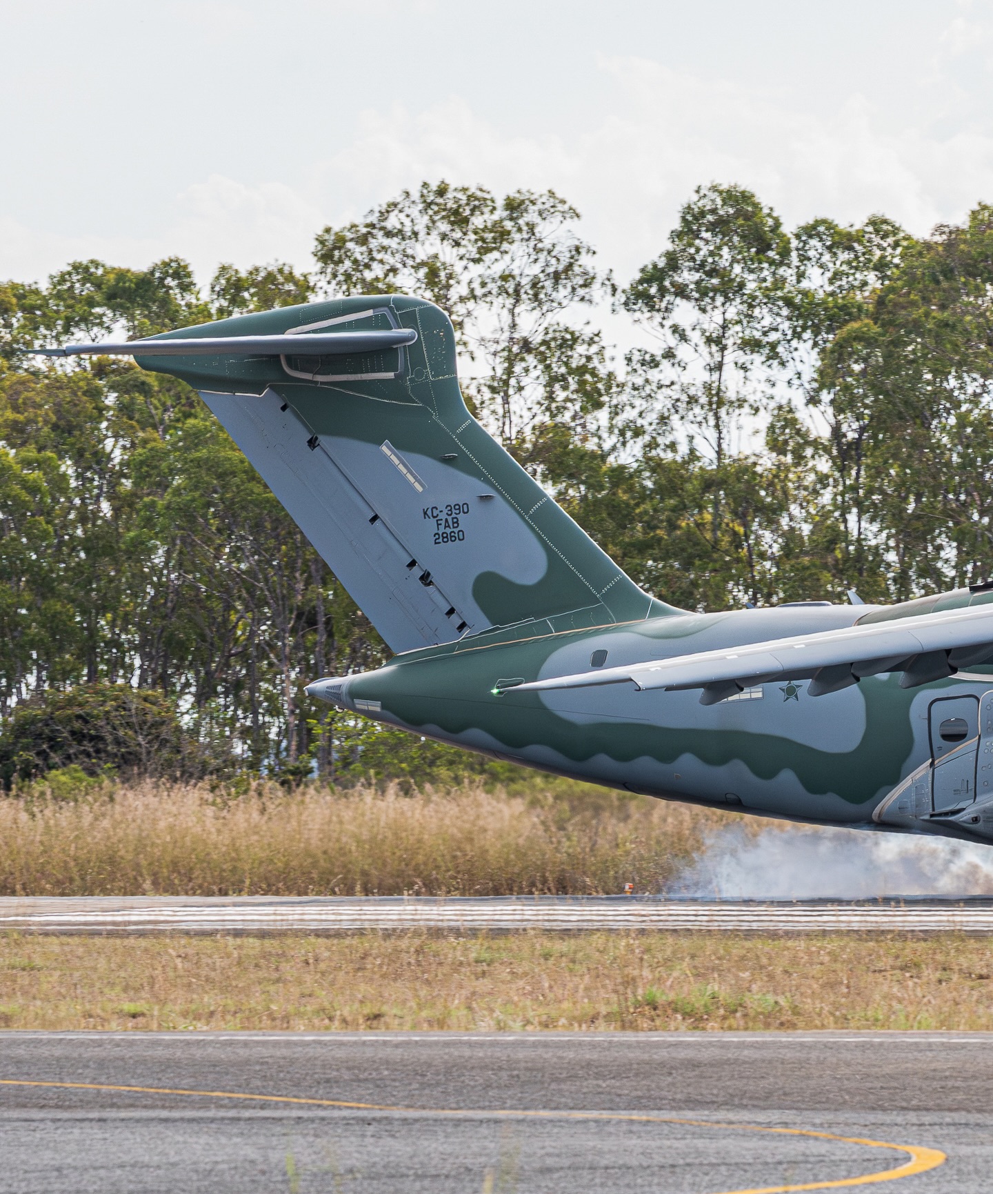 O campeão brasileiro que esta conquistando o Mundo, o Embraer KC-390 Millennium pousando durante o EXCON Escudo-Tínia na Base Aérea de Anápolis.
#aviation #aviationphotography #military #avgeek