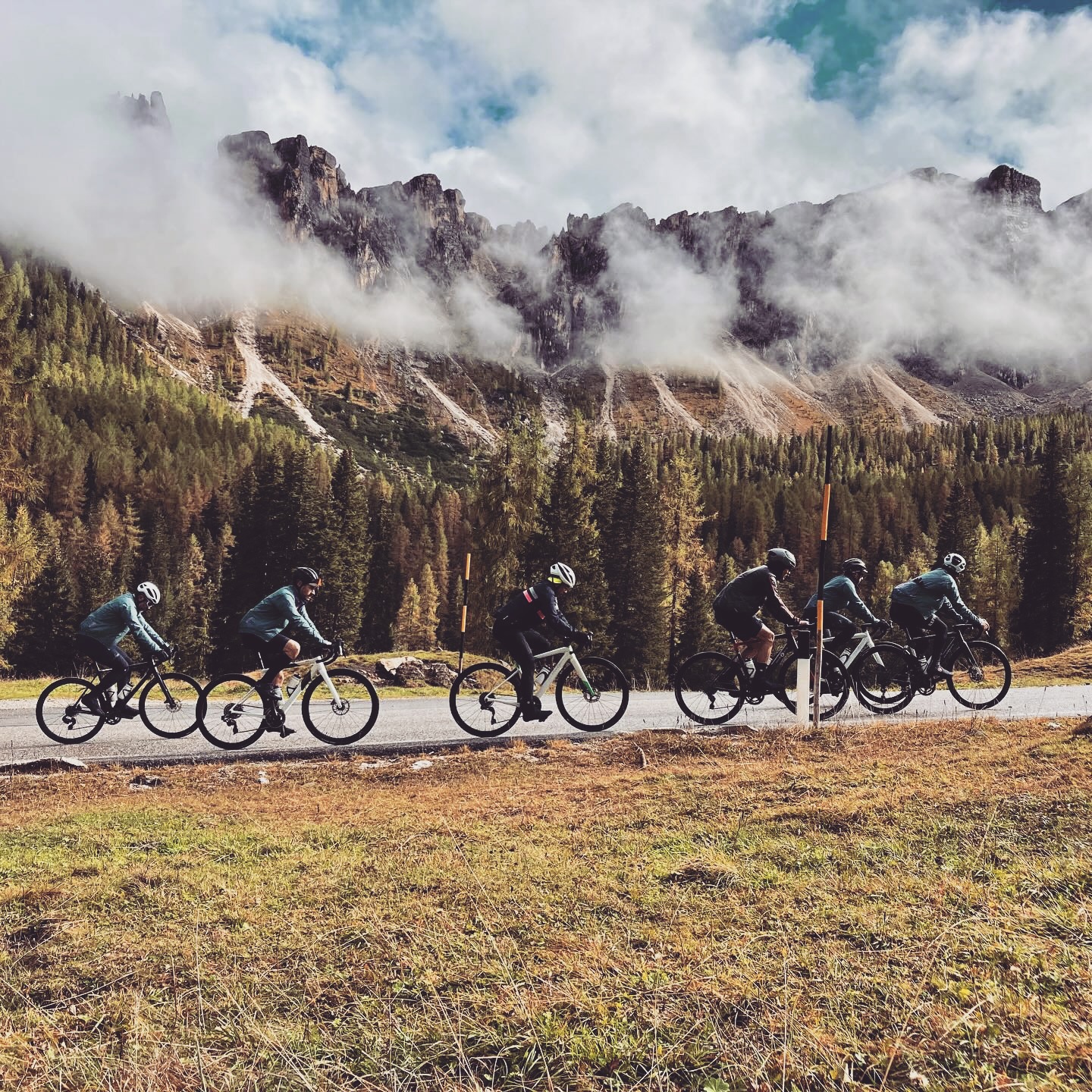 Dankzij de samenwerking tussen Etappe Cycling en OM Cycling Tours kun jij deelnemen aan de Étape du Tour Alpe d’Huez. Rijd door het schitterende Frankrijk, over legendarische cols en richting de beroemde Alpe d’Huez — een echte droom voor iedere fietser🚴.
Meld je je bij ons aan voor dit avontuur, dan krijg je een mooie korting op een artikel naar keuze uit het assortiment van Etappe Cycling. Klaar voor een once-in-a-lifetime uitdaging? Schrijf je nu in via onze website:
https://www.etappecycling.com/event-details/etape-du-tour-alpe-dhuez