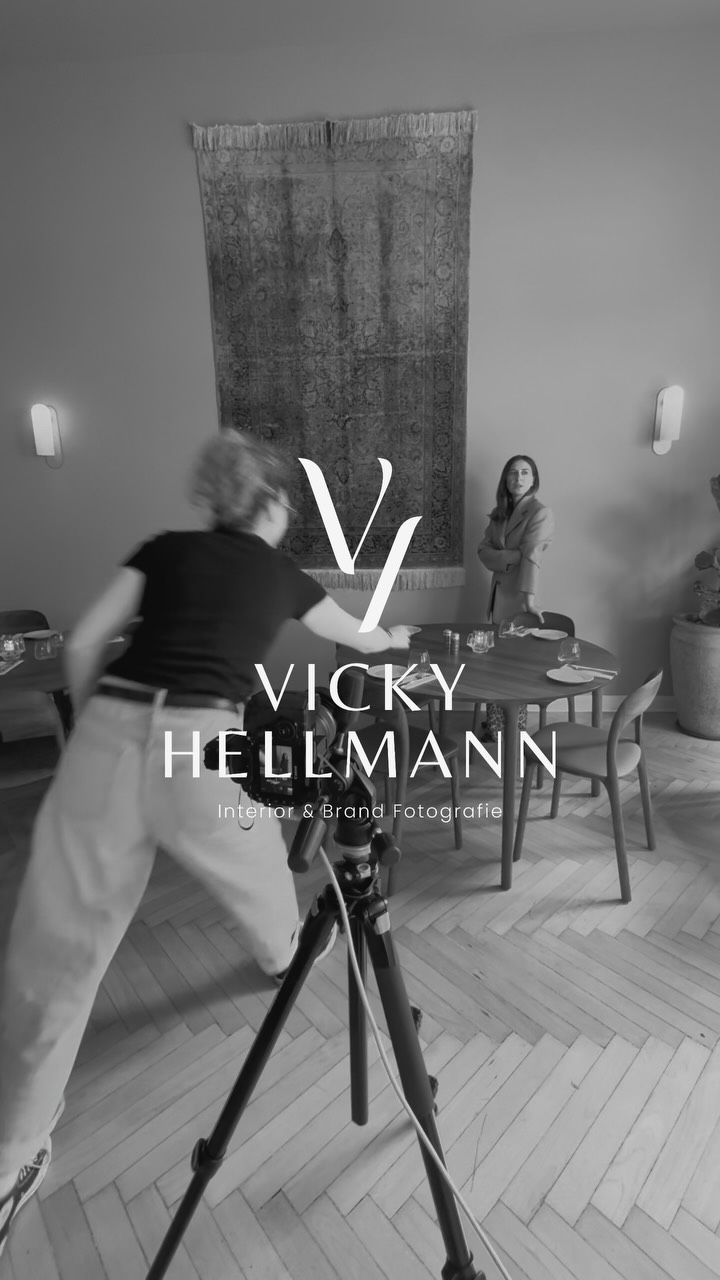 Wenn ich ein Projekt fotografiere, suche ich nicht nur nach schönen Perspektiven. Ich denke nie in einzelnen Bildern, sondern in Bildwelten.
Mich interessiert vor allem wie ein Raum wirkt. Wie Licht durch ihn fließt und welche Details seine Persönlichkeit ausmachen. Und vor allem: die Menschen dahinter.
Denn Interior Design entsteht nicht im luftleeren Raum. Es ist das Ergebnis von Ideen, Entscheidungen, Erfahrung und Haltung. Und zusammen erzählen sie die ganze Gesicht eines Projekts. Deshalb gehören für mich beides zusammen: die Architektur und die Menschen, die sie gestalten.
Denn am Ende verkaufen Menschen keine Räume. Sie verkaufen eine Vision.
📷
Ich bin Vicky, Interior- und Brandfotografin.
Ich erzähle Geschichten an der Schnittstelle von Räumen, Produkten und Menschen.