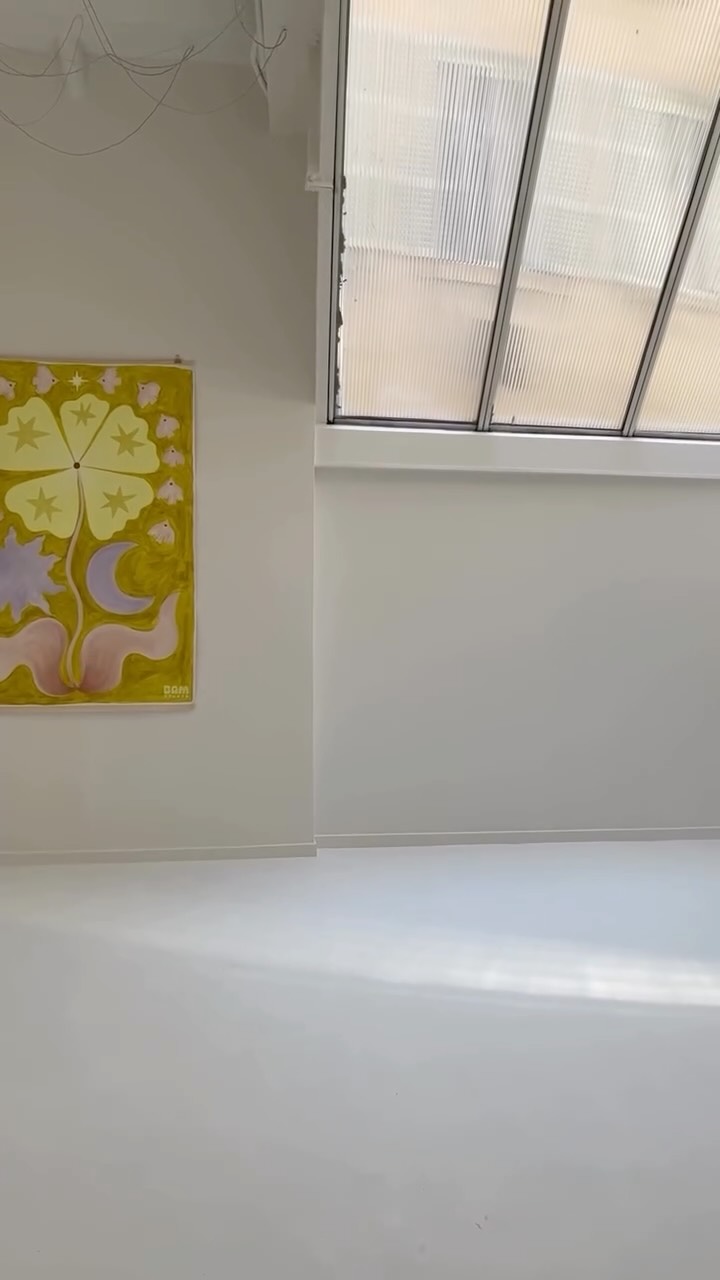 ✨RÉOUVERTURE✨
Voilà une semaine que le studio a rouvert ses portes et vous êtes nombreux à être venu voir les changements ! 🔨
Merci pour votre soutien depuis le 1er jour et promis on ne refera pas de travaux de si tôt 🤭
Le studio est tout beau tout neuf, la salle de soin prête à vous accueillir pour vos meilleurs moments détente et la salle de yoga tout blanche toute propre, plus besoin de vous concentrer pour esquiver les gouttes de pluie 😅
MERCI infini à @anitaboum pour ces trois jours avec nous à peindre sans relâche, @alexbrnd pour ta motivation dans les taches les plus relous et les nombreux conseils électricité à distance, @annoush.d pour le repassage interminable de rideaux, les bolsters tous propres, @pleyald.live pour le coup de peinture malgré le pied en vrac, @bam.studio pour être venue accrocher ton œuvre - elle donne tout son sens à la salle de pratique, @fannycarayon pour la patère de star qui vous attend dans la salle de massage - céramiste hors pair, @mrionslr pour les pauses dej qui réchauffent le cœur et nous ont donné plein de motivation 🫶🏼🌷🌞
MERCI à tous les professeur.es du studio pour leur patience, d’avoir accepté de mettre en pause votre activité pour nous donner le temps de réparer le studio 🙏🏾
MERCI à vous tous.tes pour votre patience et vos encouragements, on est très heureuses de vous retrouver 🧡