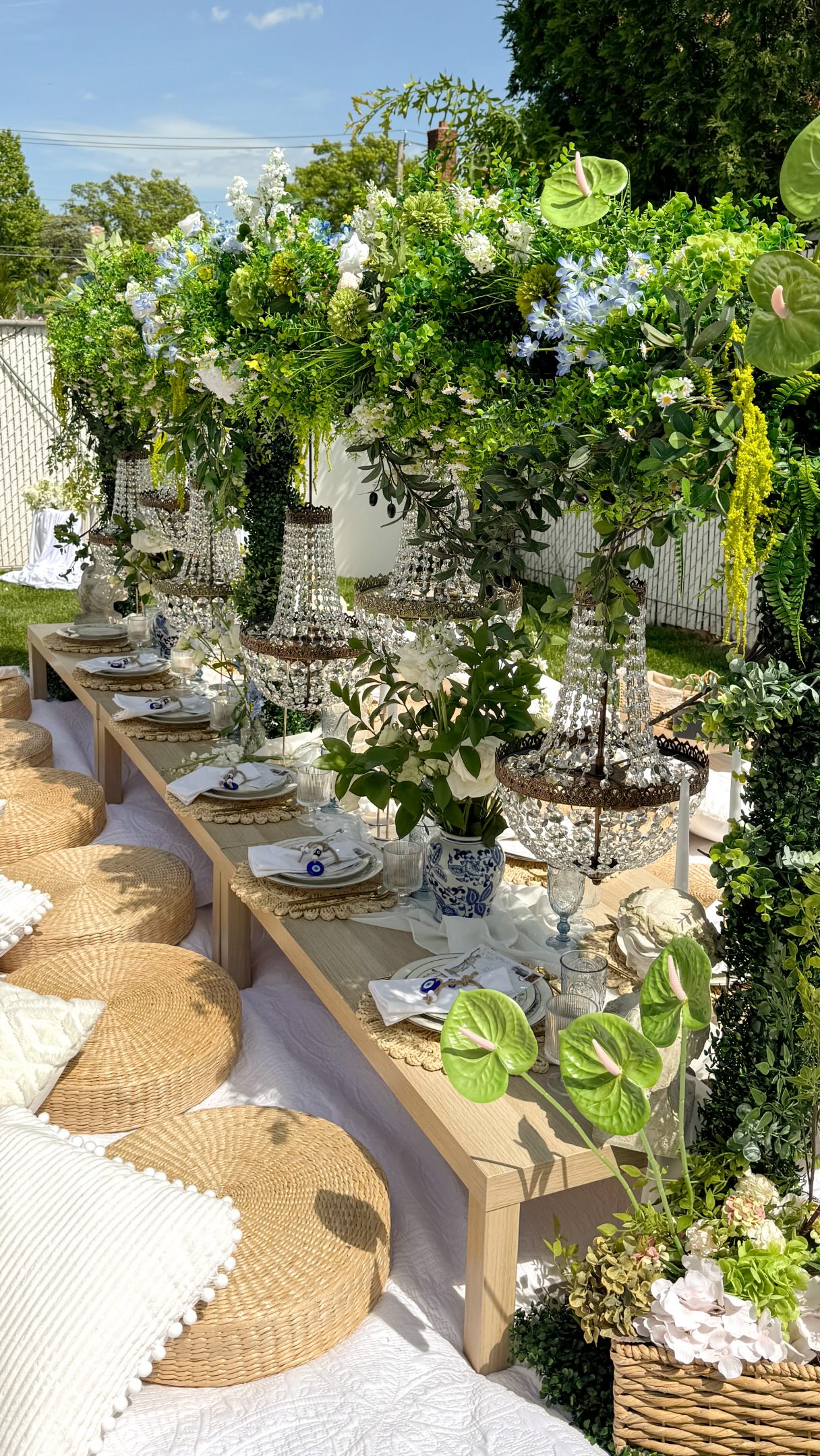 A beautiful luxury picnic set up for an unforgettable bridesmaids proposal.
Decor & Picnic: @bkpicnics
Bride: @jackiealexandra_
Video content: @sobridalsocial
#luxurypicnic #wedding #bridetobride #bridesmaidproposal #tabletopdecor