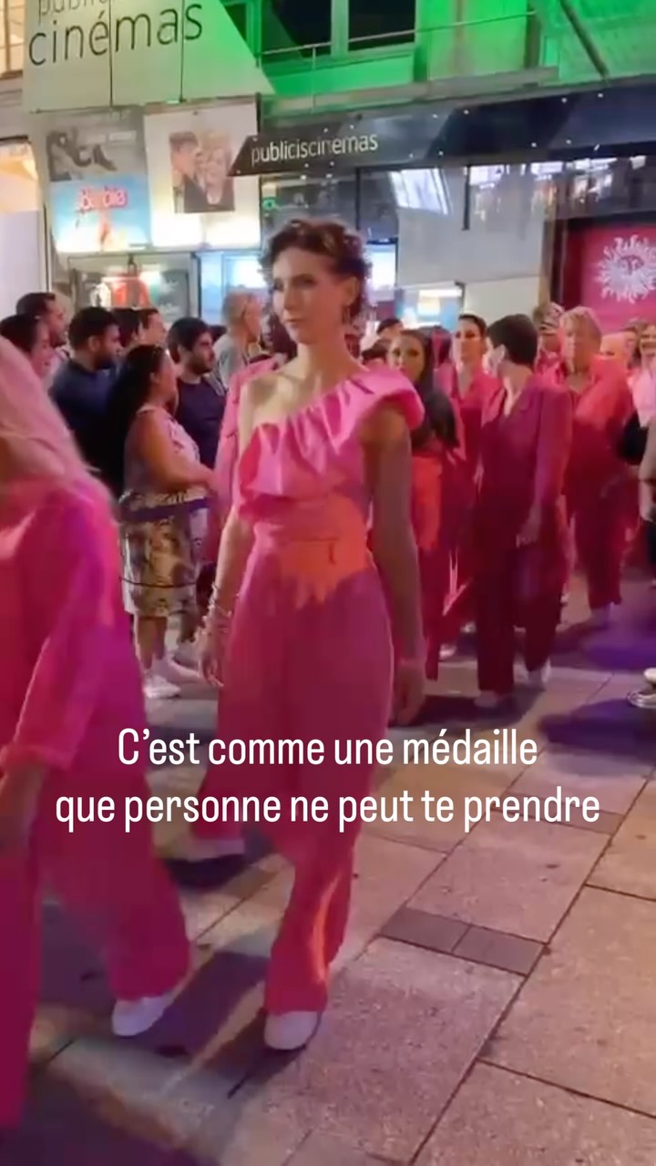 Est ce que guérir, c’est effacer les traces?
Ou les honorer?
Les cicatrices ne s’en vont pas toujours, qu’elles soient physiques ou émotionnelles.
Elles ne sont pas seulement une blessure, elles racontent aussi une histoire de survie.
Est ce que tu t’es déjà posé la question sur tes cicatrices à toi? Visibles ou invisibles? Sur ton regard sur ce qu’elles te racontent? Sur ce que tu aimerais leur dire aujourd’hui?
Partage moi ton expérience en commentaire ⬇️
À toutes celles qui apparaissent dans cette vidéo du défilé @rubanroseofficiel. À toutes celles qui avancent chaque jour avec leurs cicatrices.
#leskarnetsdemel #cancerdusein #aprescancer #arttherapie