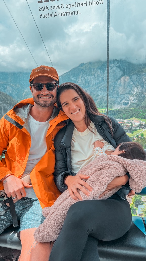 Qual a sua definição de sucesso?
Vendem pra gente a ideia de que vencer na vida é acumular coisas.
O carro.
O relógio.
A casa maior.
A próxima promoção.
Mas quanto mais eu viajo, mais eu percebo que riqueza de verdade é outra coisa.
É poder parar numa terça-feira qualquer, tomar um café com quem você ama, olhar uma paisagem que parece pintura e pensar:
“Valeu a pena.”
Não tenho nada contra quem sonha com bens materiais.
Mas os meus maiores objetivos sempre acabaram virando momentos.
E momentos, diferente das coisas, ninguém pode tirar da gente.
Bora Viver