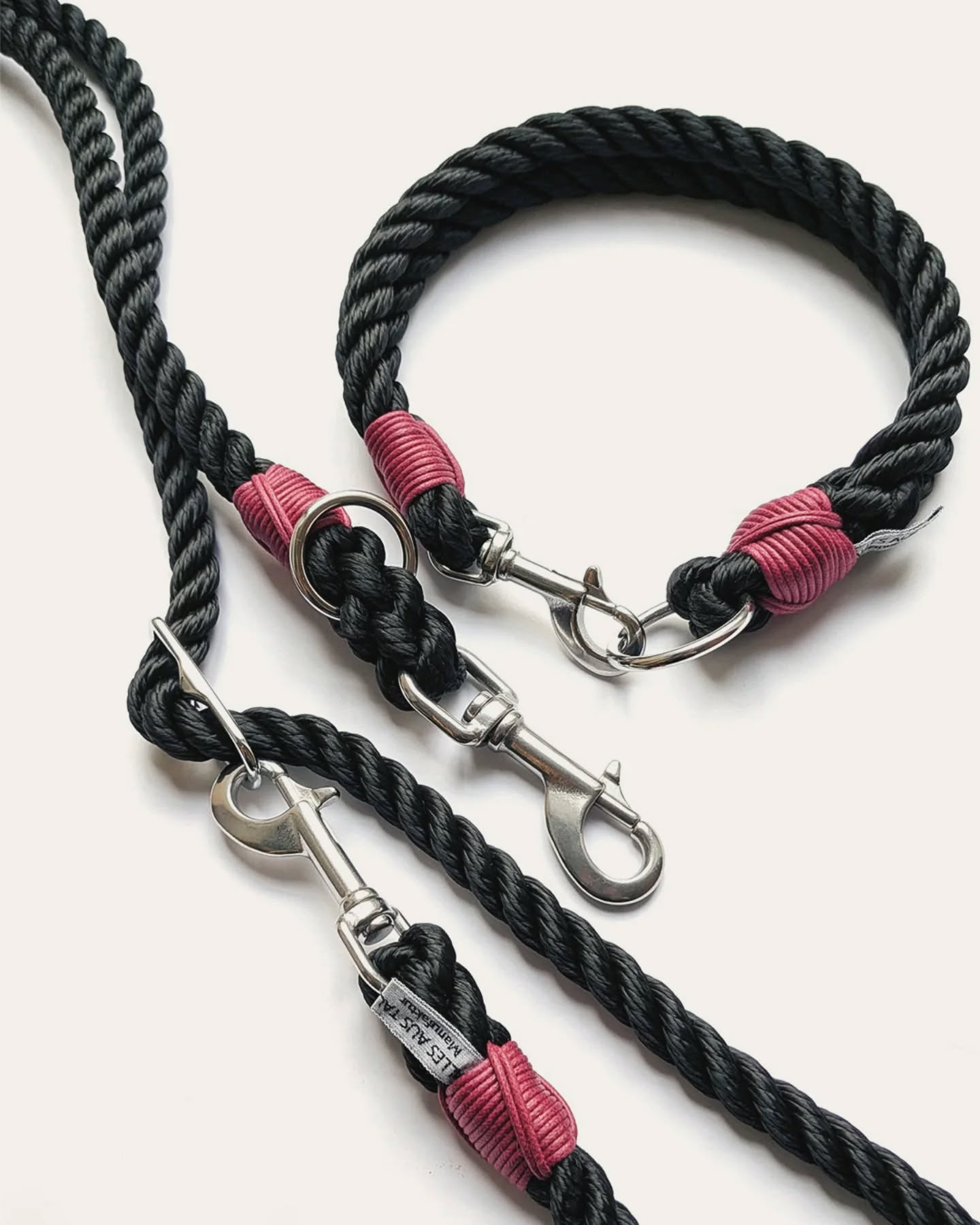 𝗨𝗻𝘀𝗲𝗿 𝗕𝗲𝘀𝘁𝘀𝗲𝗹𝗹𝗲𝗿-𝗦𝗲𝘁 🖤
Wenn sich unsere Kunden für ein Set entscheiden, dann besonders oft für diese Kombination:
Eine stufenlos verstellbare Umhängeleine mit Slider und dazu ein robustes, doppelt gelegtes Halsband – beides aus starkem 12 mm Tau gefertigt.
Ideal für größere und kräftigere Hunde ab etwa 25 kg 💪
Das schwarze Tau ist nicht nur zeitlos elegant, sondern auch besonders schmutzunempfindlich. Und die hochwertigen Edelstahl-Bolzenkarabiner glänzen und funktionieren auch nach Jahren noch zuverlässig.
Handgefertigt in unserer Rostocker Manufaktur ⚓
#hundeleine #starkehunde #tauleinedesign #tauleinenmanufaktur #allesaustau