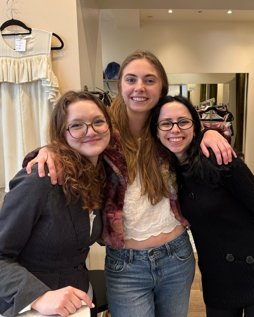 MAI CHEZ SYSTÈME SOLÈRE ❤️🔥
#boutiquevintage boutique vintage paris parisian vintage shop #friperieparis #boutiquevintageparis vintage lover parisian thrift shop
Star 👑
Nouvelle devanture
Les finitions 🖌️
Une jupe Totally Spies sinon rien 💕
Beautés 🎀
Like a prayer 🙏🏼
🌯
Rock stars 🎸
Profiter du soleil 🌞