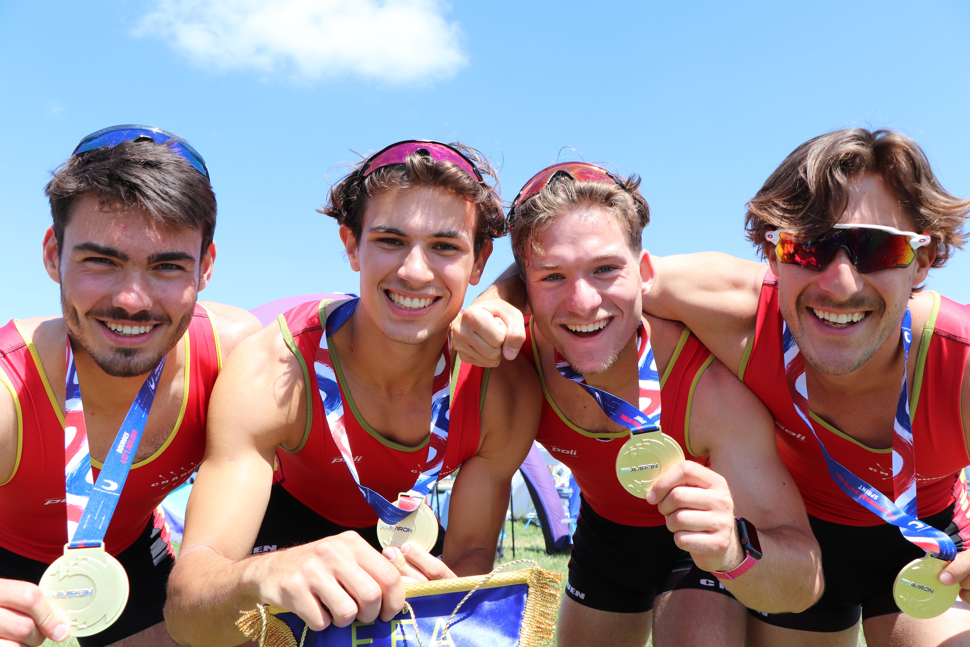 CHAMPIONS ! 🥇
Vahé, Raphaël, Socrate et Benoît remportent le SH4- après un sprint final à couper le souffle.
Bronzés l’an dernier, les quatre Rouennais sont désormais en or à Bourges 🤩🔥
@villederouen @metropole_rouen_normandie @seinemaritime @metropole_rouen_normandie