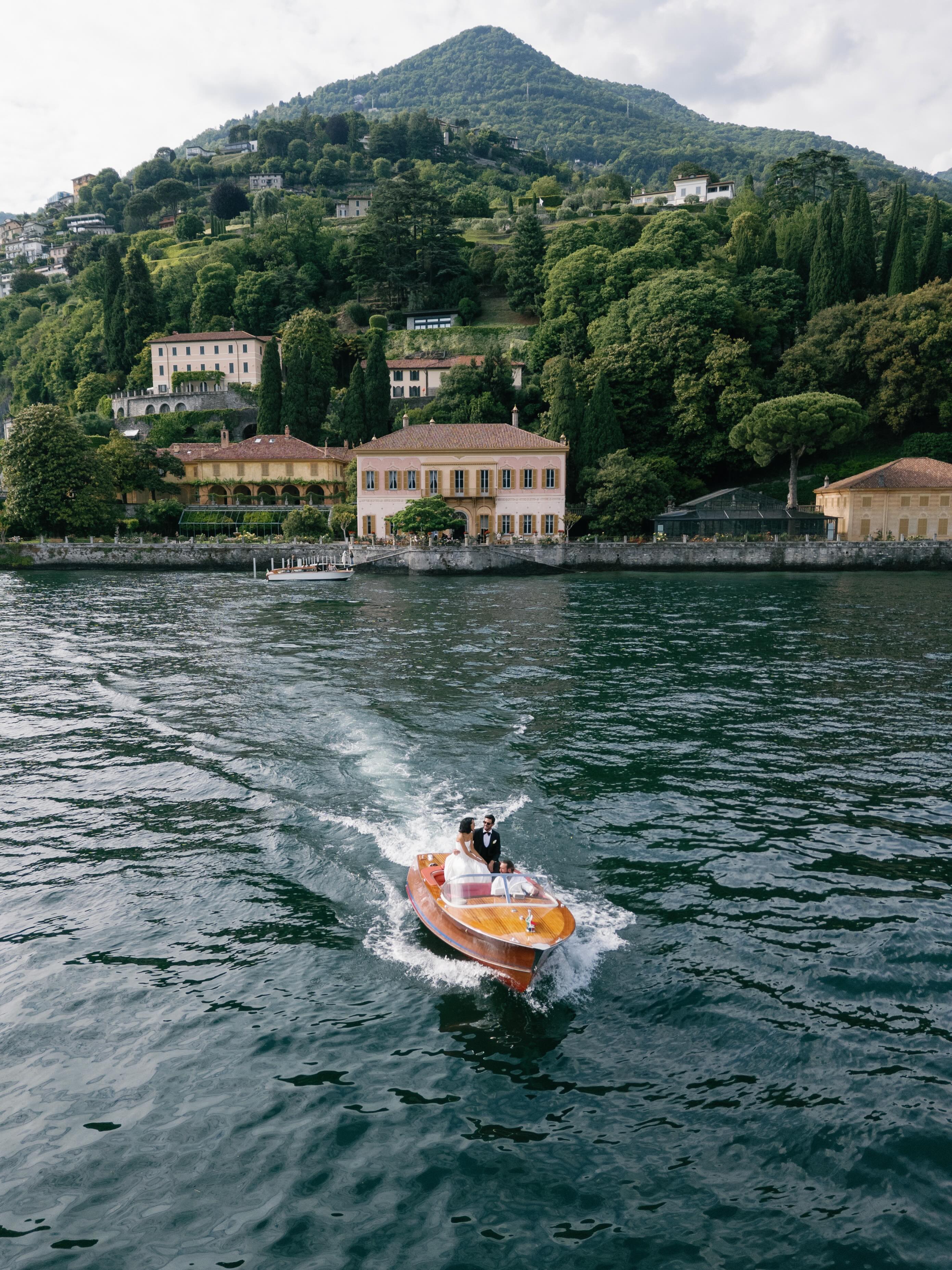 Would it even be a Lake Como wedding without the iconic boat ride? Especially with the beautiful Villa Pizzo in the background. ✨😍
#lakecomowedding #destinationweddingplanner #lakecomoweddingplanner #italywedding #destinationweddingitaly
Wedding planner: @laceriseweddings
Production: @sparklingmoments.events
Photography: @still_miracle
Venue @villapizzo
Boat: @vagueluxuryrent