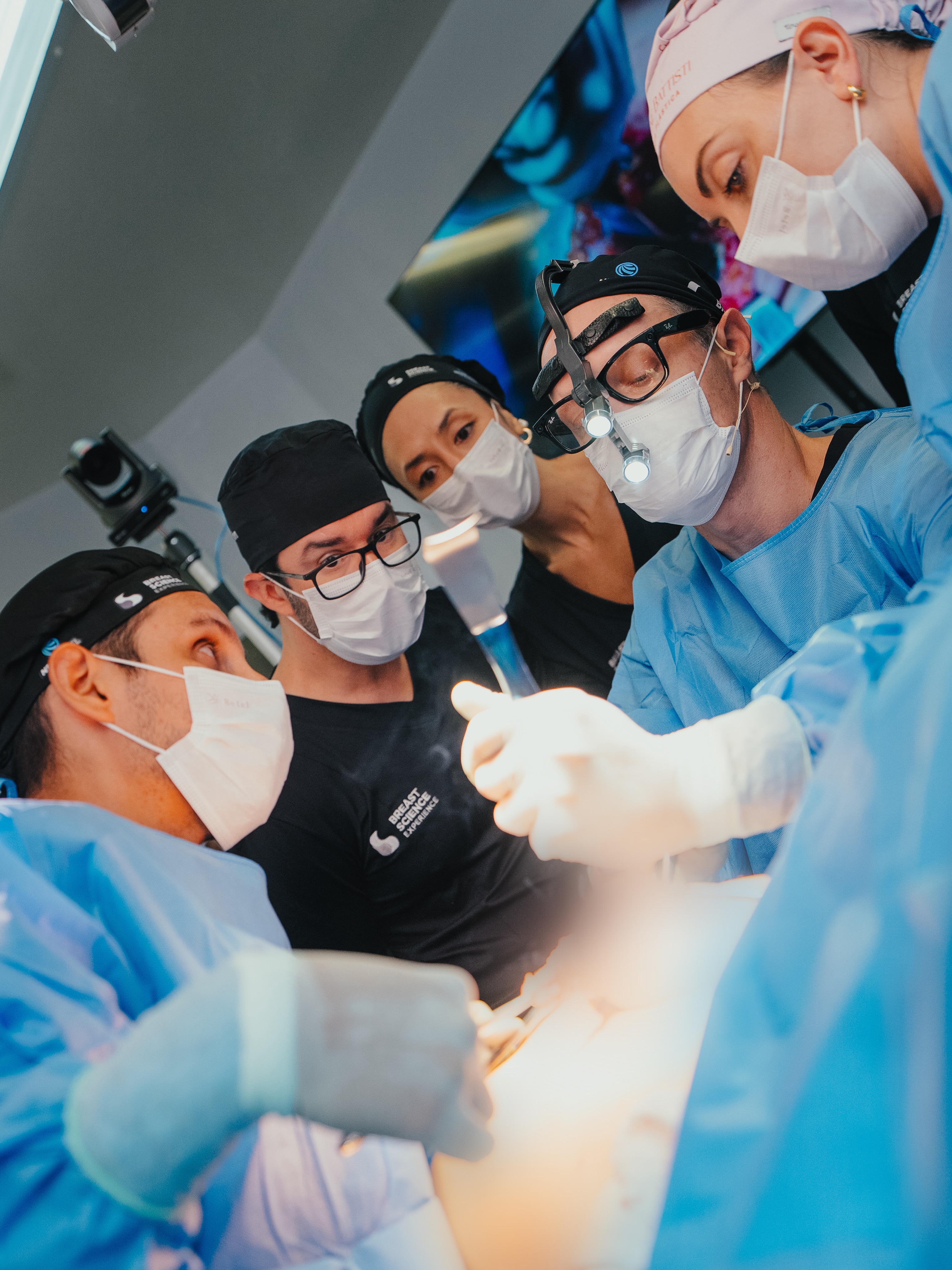 Com as minhas mãos, eu consigo ajudar algumas pacientes.
Mas quando compartilho conhecimento, ensino técnicas e discuto estratégias com outros cirurgiões, esse impacto se multiplica.
No fim, ensinar é uma das formas mais poderosas de cuidar de pessoas, mesmo que indiretamente.💙