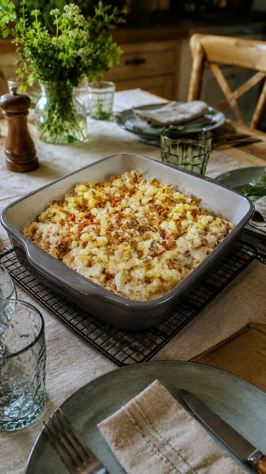 Rezept 9 von 30 vegetarischen Rezepten
Heute gibt es Käsespätzle mal anders: als cremigen Käsespätzle-Auflauf mit Ofenkäse.
Der geschmolzene Ofenkäse macht den Auflauf besonders würzig und sorgt für eine herrlich cremige Konsistenz. Ein einfaches Wohlfühlgericht für die ganze Familie, das schnell zubereitet ist und garantiert allen schmeckt.
Du liebst Käsespätzle? Dann solltest du diese Variante unbedingt ausprobieren.
Wenn du das Rezept haben möchtest, schreibe einfach
Rezept 9 in die Kommentare und du bekommst es direkt in dein Postfach.
#einfacherezepte #ofenrezept #vegetarisch #käsespätzle
