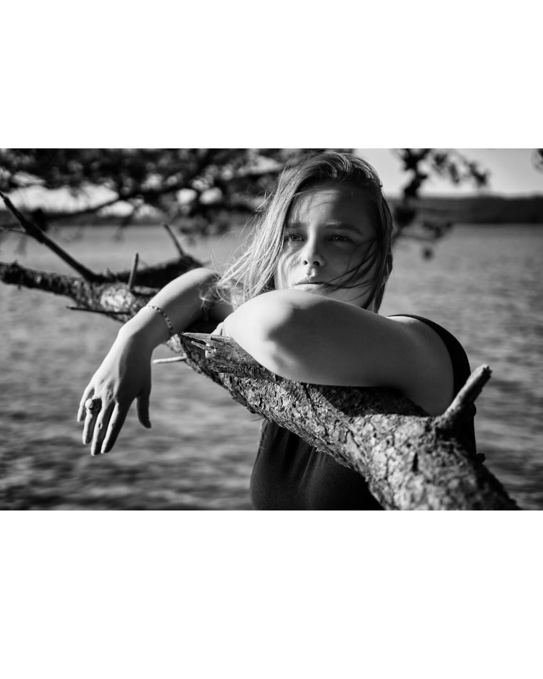 Merci à @margault_demasles pour cette magnifique photo à retrouver entre les pages de mon recueil CONSTELLATION aux éditions @lesbonnesfeuilles.fr 📖✨📸
LIEN EN BIO 😉
#juliaparis #auteure #poesie #portrait #portraitphotography