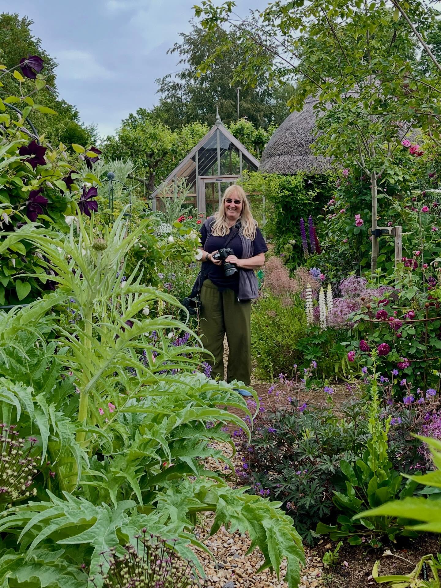 Spent the early morning with Sarah-Jane photographing Pear Tree Cottage today. The garden is looking fabulous, ready for Sundays Urchfont Village Open Day. Starts at 1:30pm, tickets from the Village Hall.
🪴🪴🪴
#gardenphotographer #gardendesign #countrygarden #opengarden #wiltshire