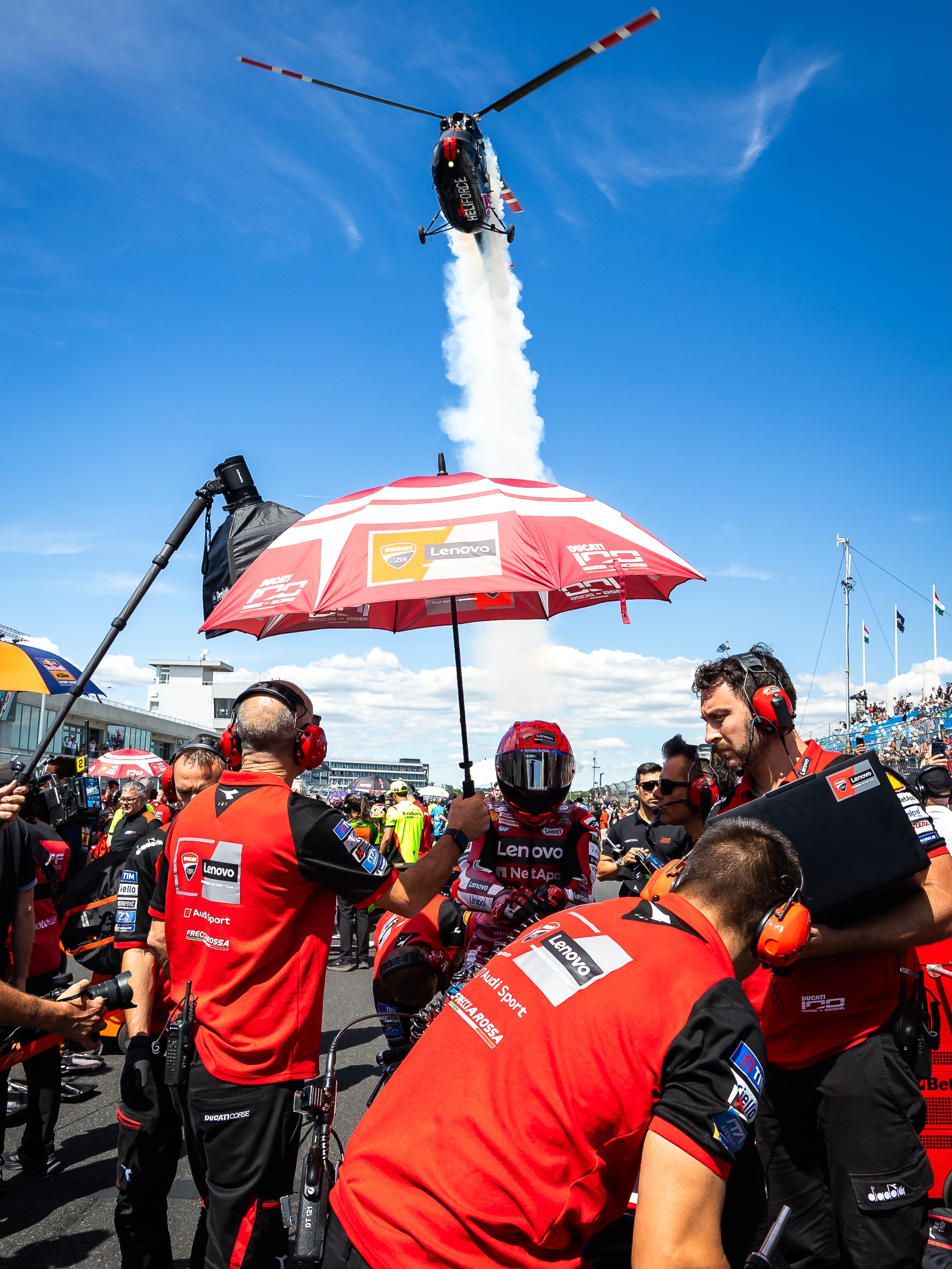 ⛱️ The umbrella wasn’t expecting this.