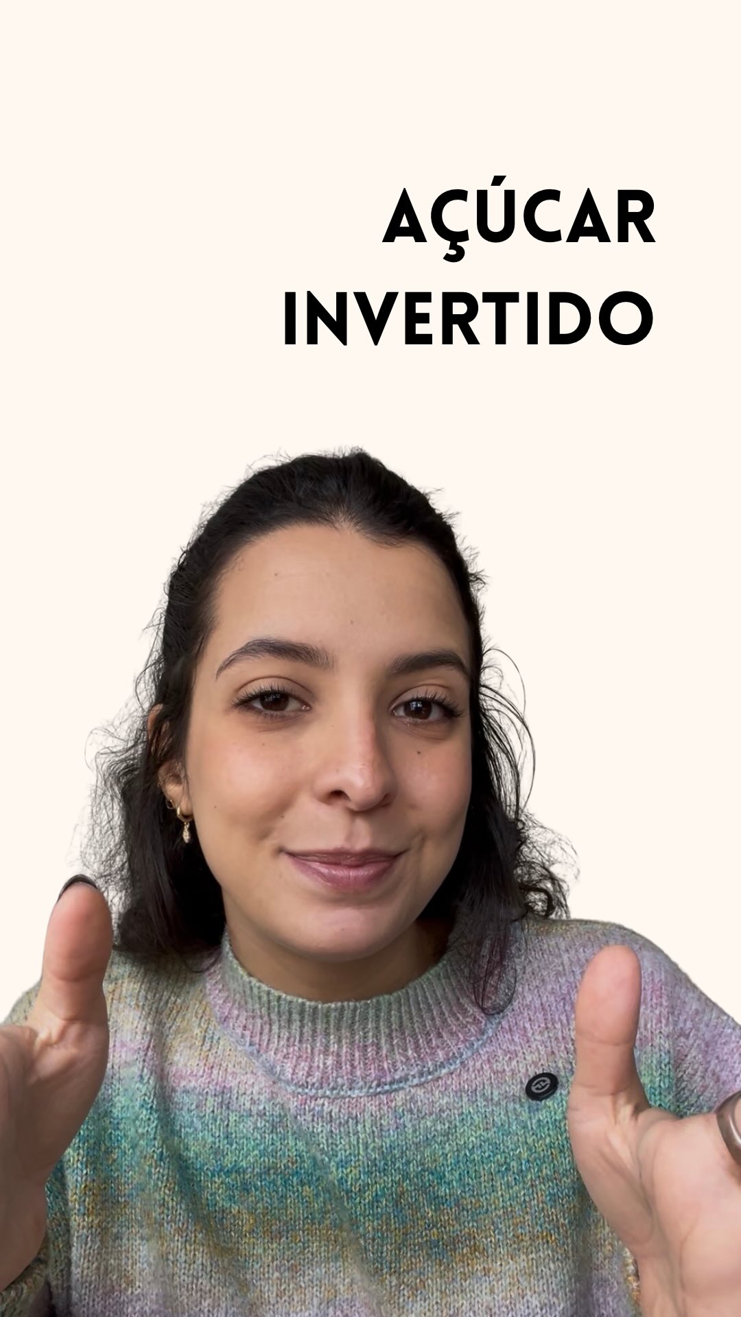 “Açúcar invertido” 🍬
Se você já leu isso em um rótulo, talvez tenha imaginado um ingrediente super artificial ou algo criado em laboratório.
Mas a verdade é muito mais curiosa: ele surge a partir do açúcar comum e ganhou esse nome por causa de uma mudança na forma como a solução interage com a luz. 🤯
Além disso, ele ajuda a deixar sorvetes mais cremosos, balas mais macias e recheios com melhor textura.
Agora me conta: antes desse vídeo, você achava que açúcar invertido era um tipo diferente de açúcar? 👇
#açúcar #açúcarinvertido