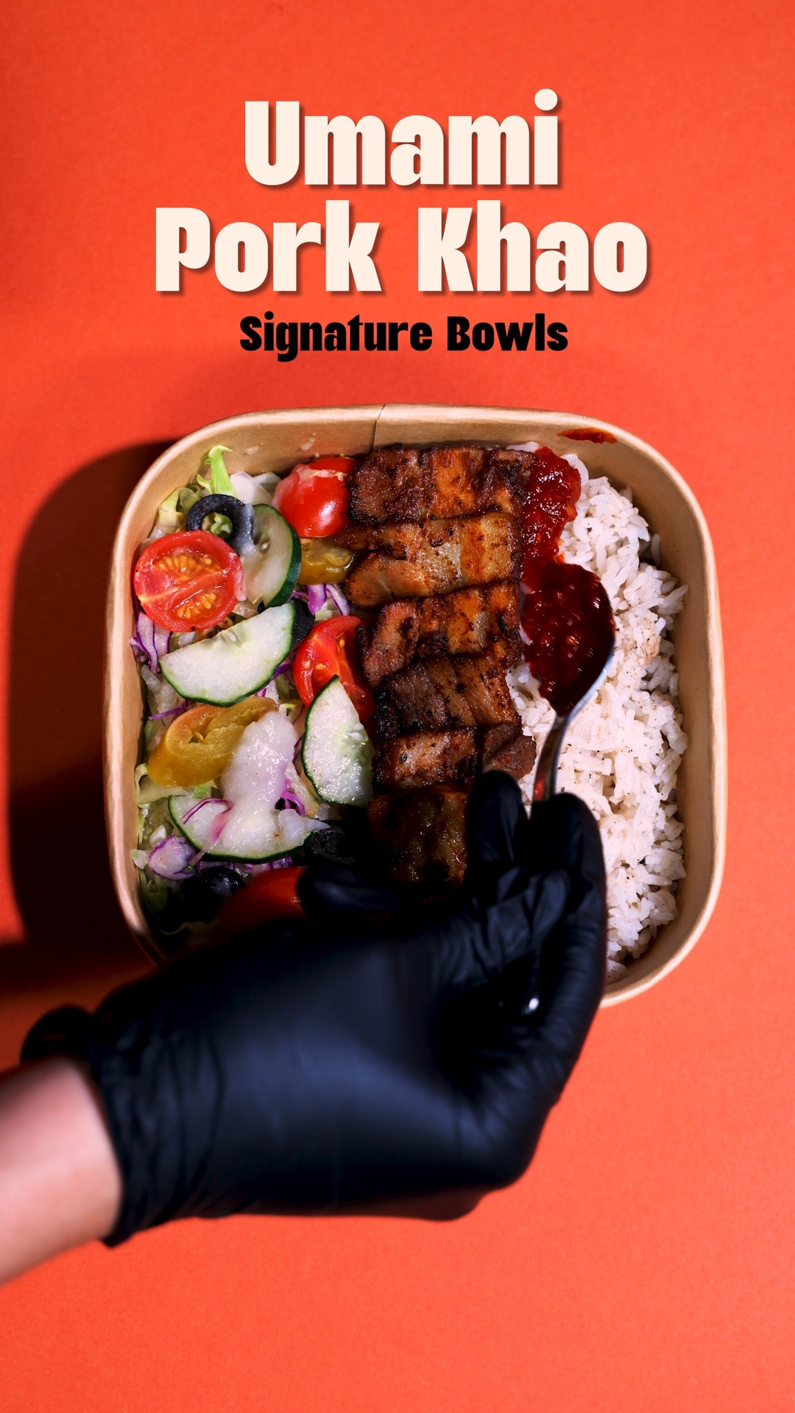 slow-roasted. sauce-loaded. assembled with intention. 🥢🔥
watch the umami pork khao come together — featuring tender slow-roasted pork belly over fragrant jasmine rice, finished with our house-made garlic chilli sambal and fresh salad toppings for the perfect balance of bold and refreshing.
comfort food, the khao way. ✨
#khaotolive #sgfoodie #comfortfood #ricebowls