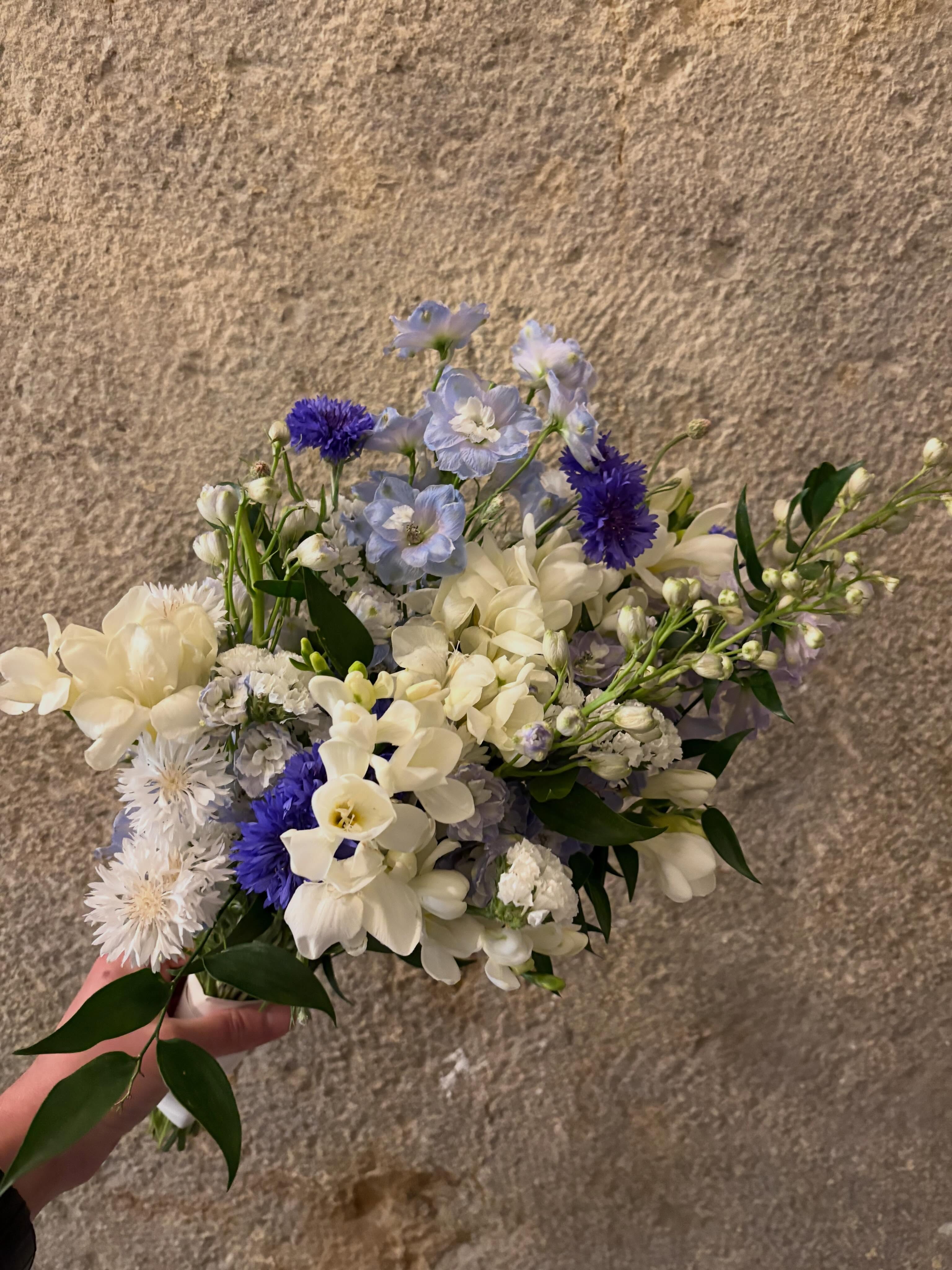 Pleine saison des mariages, merci de votre confiance pour fleurir votre jour J 💙
#fleuristelyon #fleuristemariage #mariage #bouquetdemariée