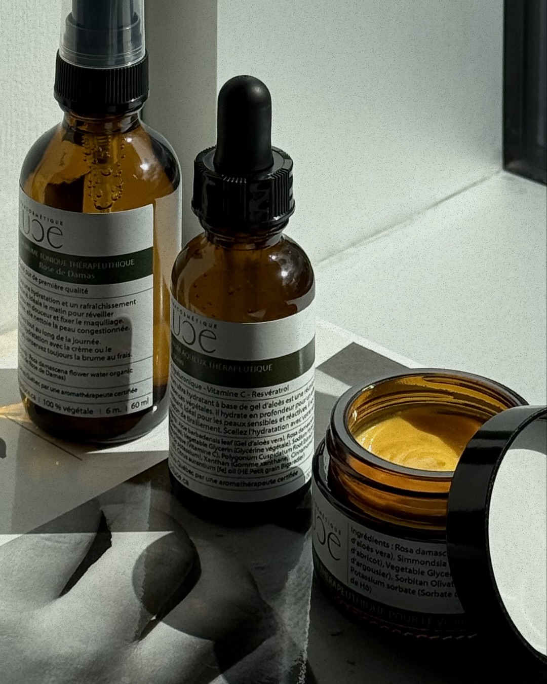 Le soleil, la chaleur et l’humidité changent les besoins de la peau ☀️
Même avec du sébum, elle peut devenir plus sensible, congestionnée ou déshydratée.
L’été, elle a besoin de :
🌿 hydratation légère
🌿 fraîcheur
🌿 purification douce
🌿 plantes fraîches et vivantes qui soutiennent l’équilibre de la peau
C’est exactement ce que nos soins apportent : une peau plus saine, rééquilibrée, sans surcharge.
Besoin d’ajuster votre routine à votre peau en ce moment ?
Écrivez-nous 🤍