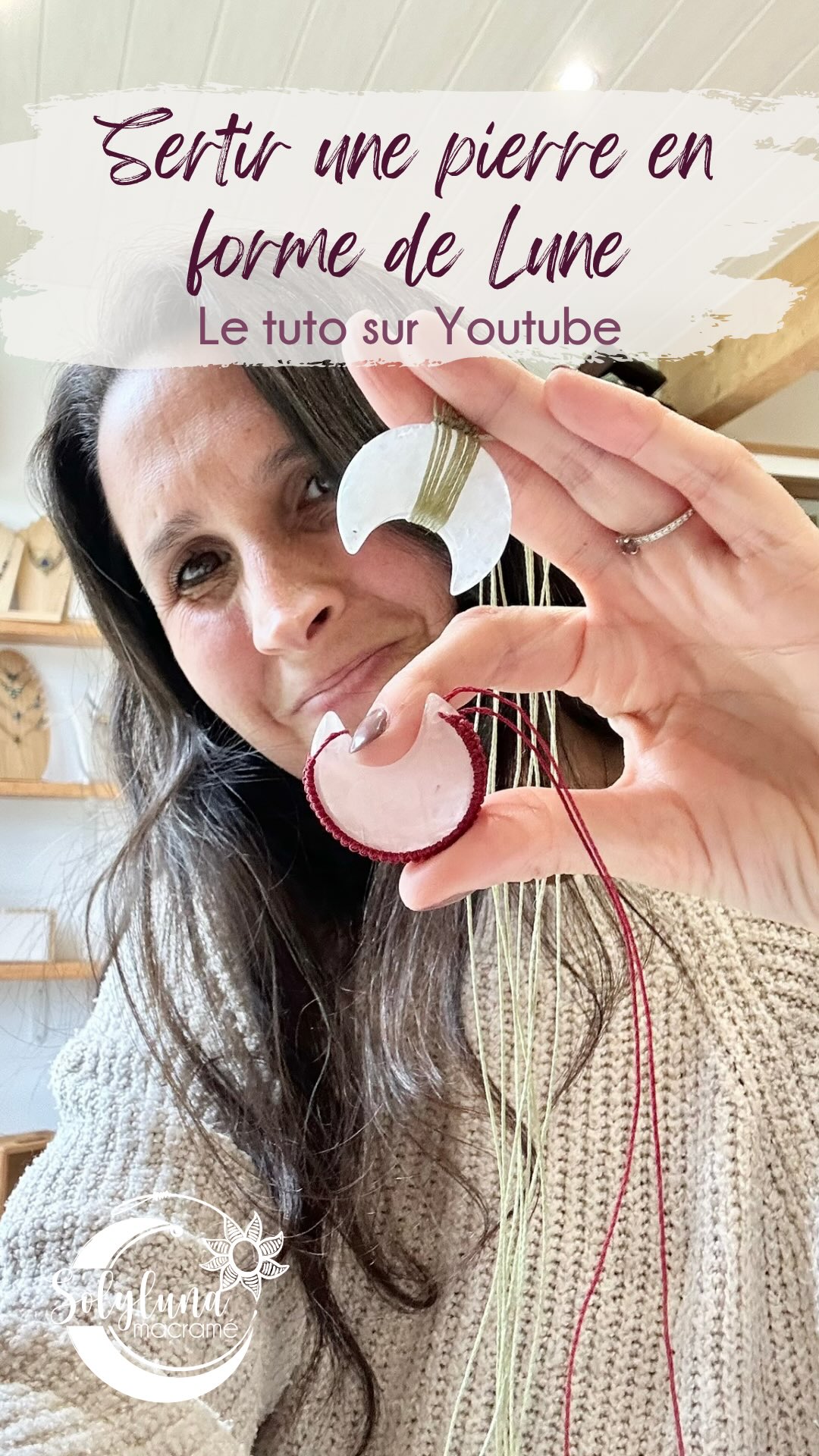 Hello la team !
aujourd’hui, je vous partage deux petits astuces pour sertir vos pierres en forme de lune !
Vous trouverez toute la vidéo sur le compte YouTube de @solyluna_macrame : lien à la une dans l’album “ Tuto Solyluna ”
Bisous 😘