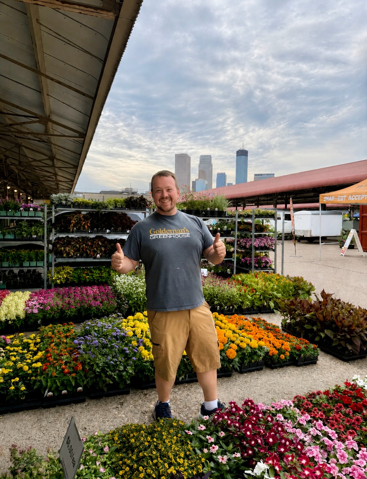 Good morning Minneapolis! 🍒🥕💐🥬
Although we’re just beginning June, things are already looking incredibly colorful around here, from all of the flowers to the vibrant produce beginning to pile high on vendors’ tables. Come check it out for yourself until 1 all weekend long!