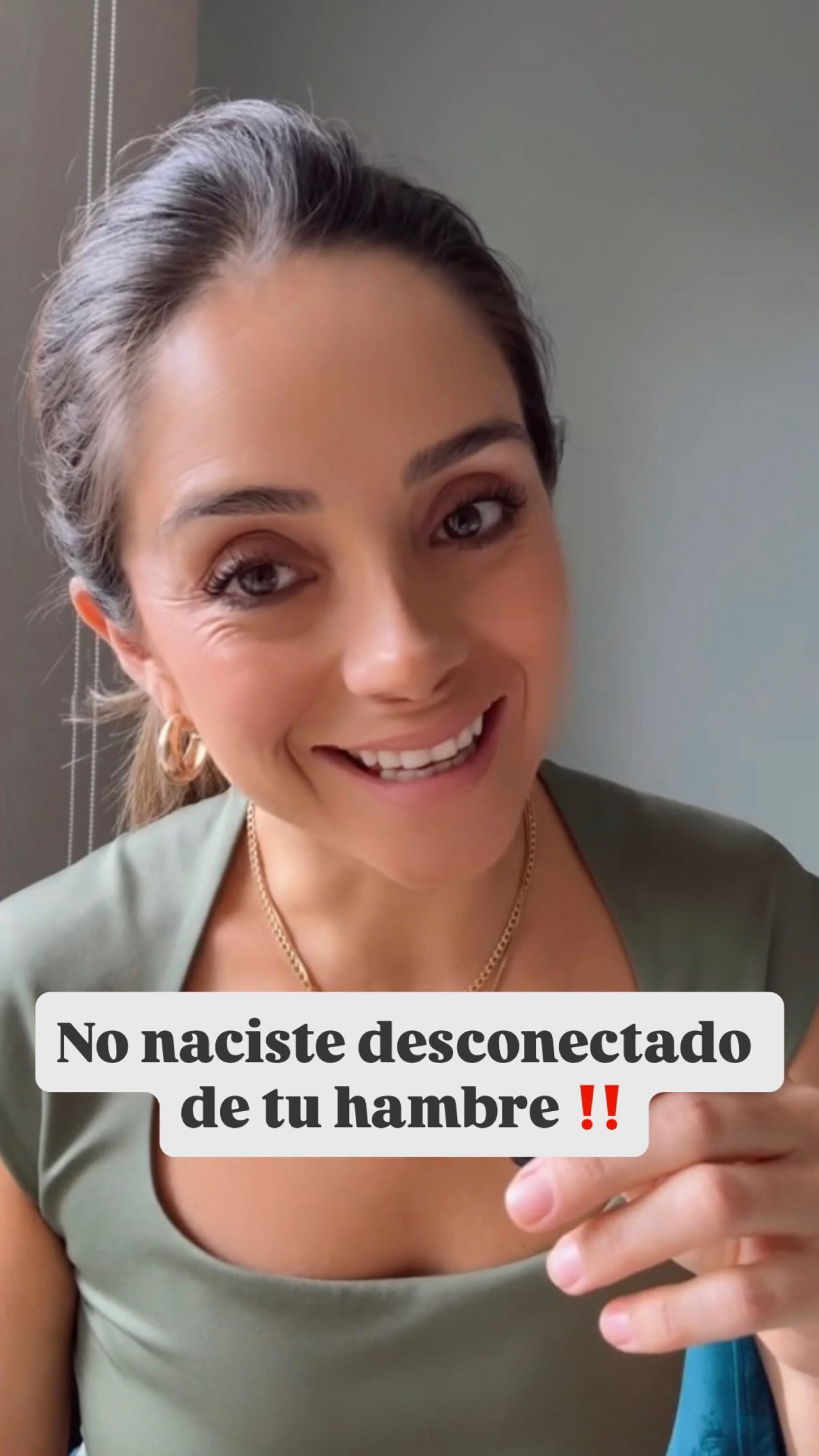 Nadie nace desconfiando de su cuerpo ❣️
Cuando éramos bebés, el hambre y la saciedad eran señales completamente naturales. No necesitábamos aplicaciones, horarios, dietas ni reglas para saber cuándo comer o cuándo parar.
🤱Nuestra mamá, o quien nos alimentaba, aprendía a identificar esas señales de hambre: buscar el pecho, chuparnos las manos, inquietarnos o llorar.
Y también sabía cuándo estábamos satisfechos 🤗: nos calmábamos, nos relajábamos o simplemente dejábamos de comer.
Nuestro cuerpo sabía‼️
Pero a medida que crecemos, muchas veces aprendemos a escuchar más el exterior que a nosotros mismos.
“Termina todo el plato.”
“No puedes tener hambre otra vez.”
“Primero las obligaciones, luego comes.”
Y poco a poco, esa conexión se vuelve más difícil de escuchar.
📌Este es un tema que veo con mucha frecuencia en consulta, especialmente en personas que sienten ansiedad con la comida, culpa al comer o dificultad para identificar cuándo realmente tienen hambre.
💬 Cuéntame:
Recuerdas alguna regla sobre la comida que escuchabas cuando eras niño?
Te leo 👇🏼
Si este tema resuena contigo, en el link 🔗de mi bio encuentras mis consultas, talleres y recursos para reconstruir una relación más amable con la comida y con tu cuerpo.
📌Y si te preguntas cómo se pierde esa conexión con nuestras señales de hambre y saciedad, no te pierdas el siguiente reel. Ahí te lo explico.