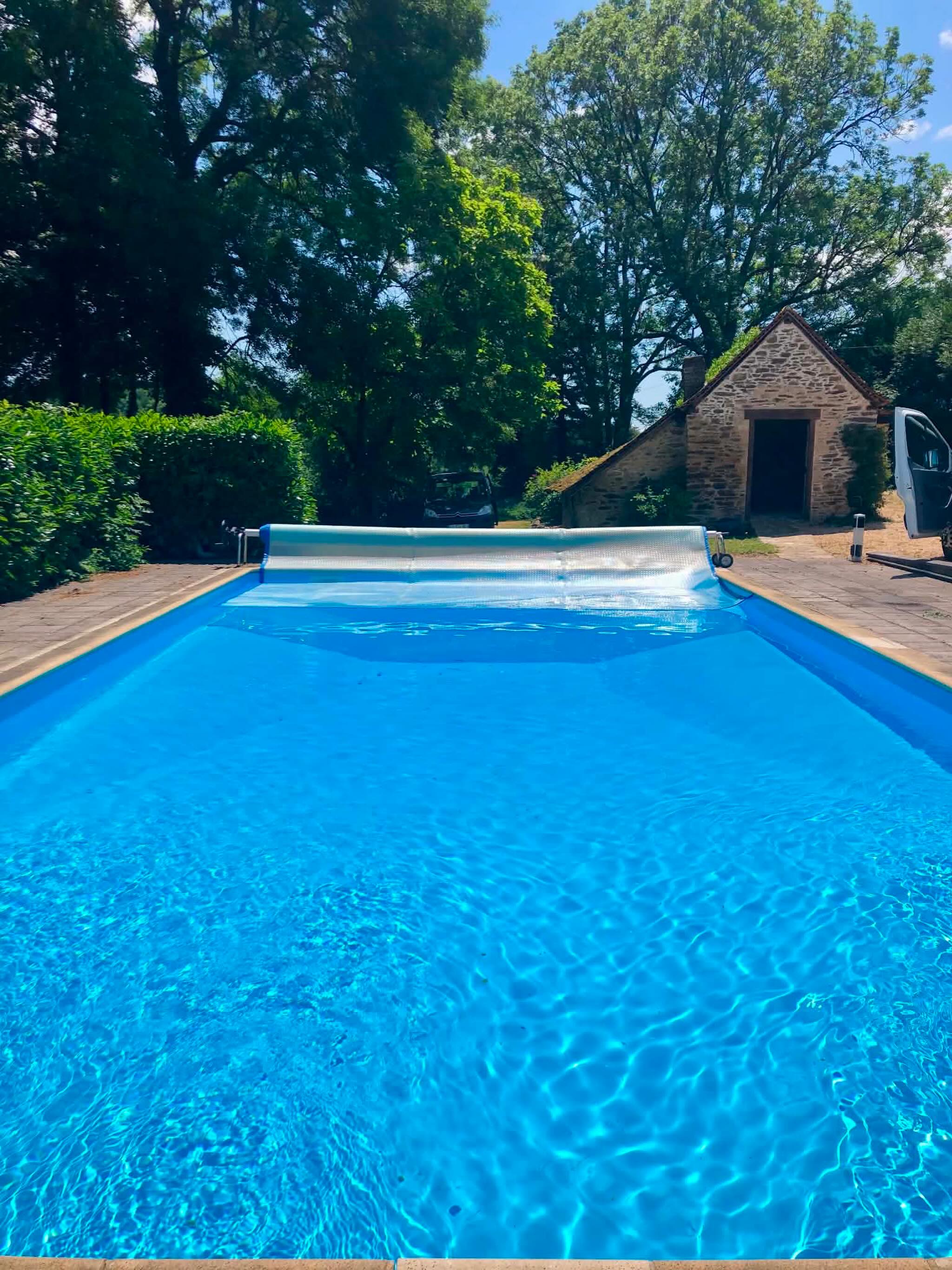 Another gorgeous ☀️Sunday ☀️In hot weather, a pool can lose several millimetres of water every day through evaporation, especially if it’s heated or exposed to wind.
A cover won’t stop evaporation completely, but it can make a huge difference to both water loss and heating costs.
If you’re topping up your pool more often than you’d expect, it may simply be the Dordogne sunshine doing its job 😍☀️🤩
📍 Dordogne
🌐 pristinepiscines.fr