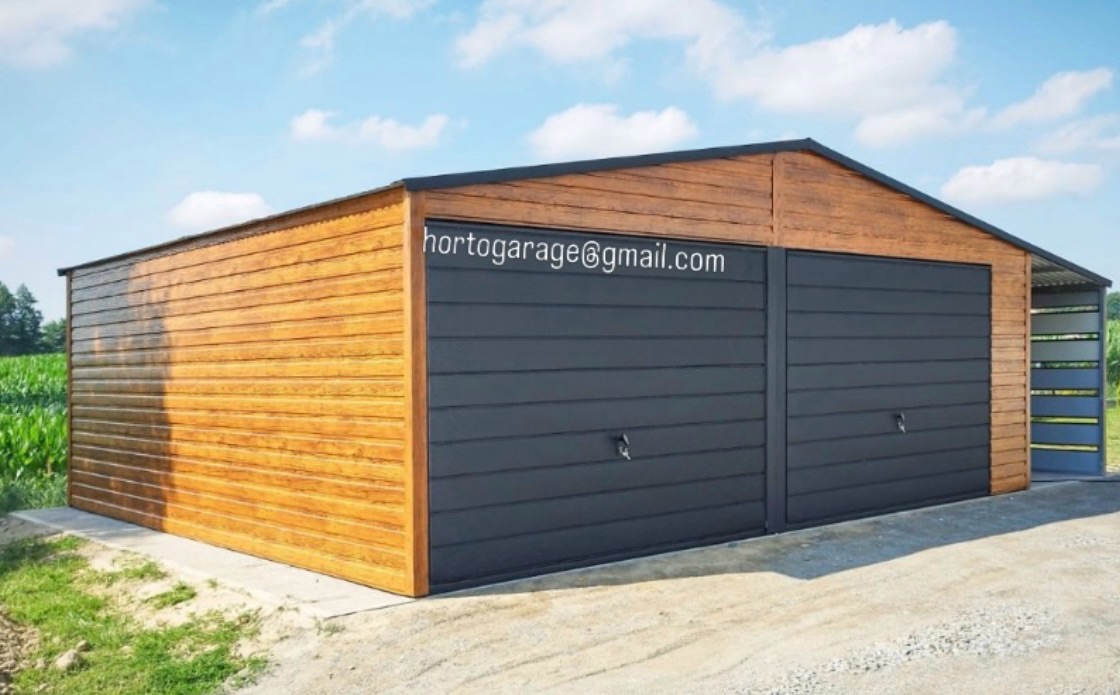 Wir präsentieren unsere Garage
📏Abmessungen:
* Breite: 7 m
* Länge: 7 m
* Höhe: 2,8 m
Farben:
* Wände: honigfarbener Farbton
* Tore: anthrazit
* Dach: anthrazit
🚪🔩Konstruktion:
•Tragkonstruktion
* Tore: Sektional- oder Schwingtore
* Dach: Satteldach
* Zusatzelement: seitlicher Unterstand (offener Bereich auf der rechten Seite)
✅Vorteile:
* ästhetisches, modernes Erscheinungsbild
* Platz für zwei Autos
* zusätzlicher seitlicher Stauraum (z. B. für Holz, Geräte, Fahrräder)
* guter Schutz vor Witterungseinflüssen
🚗🧰🎿Nutzung:
* Garage für 2 Autos
* Lagerraum für Werkzeuge oder Gartengeräte
* Werkstatt
* Lagerraum für Brennholz (seitlicher Teil)
* Wirtschaftsraum am Haus oder auf dem Grundstück
💻📲👨💻 eine ähnliche Garage oder andere Details wünschen, mailen Sie hortogarage@gmail.com, gehen Sie auf den Link in der Bio oder rufen Sie an
📞 +49 177 4242452
📞 +49 152 246 74 361