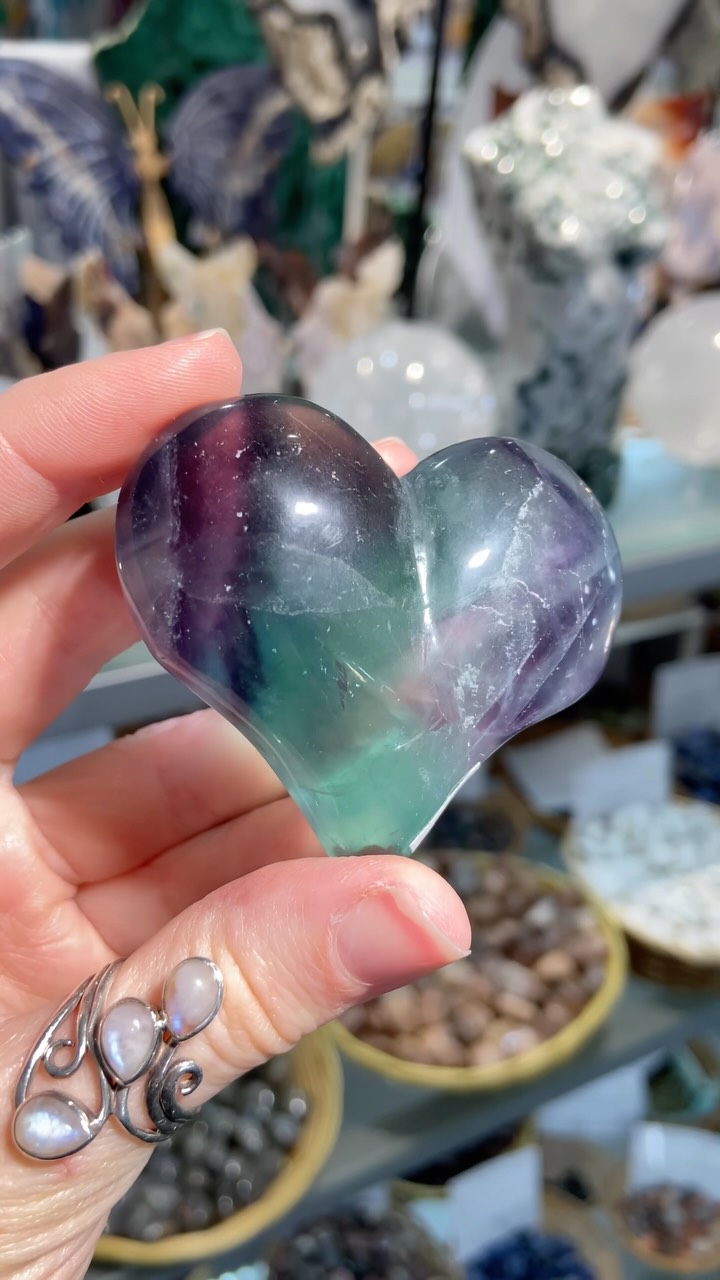 Some of our new Fluorite pieces ✨🌈🌙
All in rich candy colours with distinct banding and rainbows. Known as the study stone this crystal is associated with focus and energy
For more information or to purchase any of the items shown give us a message or comment down below
.
.
.
#crystalshopuk #fluorite #fluoritepoint #fluoritecarving #crystalmagic