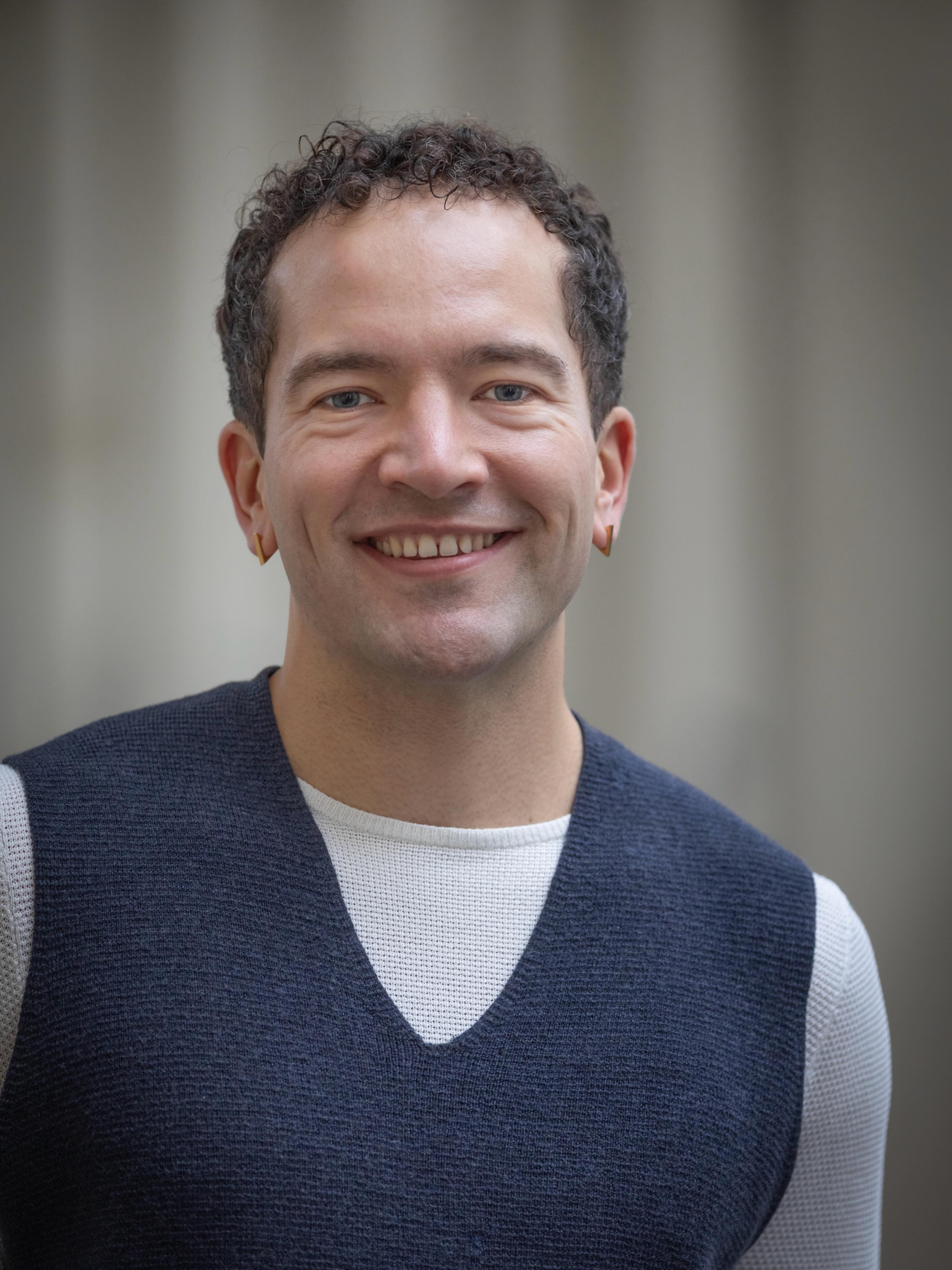 Alles Gute zum Geburtstag an die Mother des Kollektivs! Das Einzige, was krasser ist als Mathis’ Bauchmuskeln, sind seine Writing Skills. Und seine Bauchmuskeln sind schon echt krass. He makes history sexy again und zeigt uns jeden Tag, was Disziplin bedeutet. Er kann kochen, macht regelmäßig Sport UND schreibt geilen Scheiß – egal ob Kostümdrama, Polit-Satire oder Workplace-Comedy. Wie gesagt: Einfach Mother.