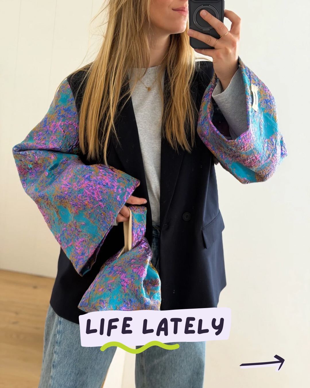 Fotodump van het leven achter MAANGOUD 💗 Swipe je even mee? 👉🏻
1. Dinsdagavond naaide ik deze leuke blazer met bijpassend tasje. Een leuke bestelling van Monique uit Nederland 🇳🇱
2. Afgelopen weekend vierden mijn man en ik onze 7de trouwverjaardag. Een weekendje weg zonder kids, met als bestemming Utrecht & Giethoorn (aanrader!) 🕊️
3. Onze babysit zocht al weken naar het perfecte kleedje voor haar proclamatie. Ze bestelde dit jurkje in stofje Flo. Mét aanpassingen aan jurklengte, mouwlengte, mouwbreedte, jurkbreedte en schouderbreedte zodat die perfect voor haar past 💖
4. Vorige week werkte ik ook Liens bestelling af, een leuke navy blazer met Ada mouwtjes.
5. Big news! De vakantie creatief inzetten? Kom op 18 juli naar het gezellige avondmarktje van @cadoco_younique in zomerbar @stek.gits 🌻🍹🌾 Schrijf je in voor onze workshop “maak je crystal blazer”🫰🏻 10 plekjes nu open op de site!
6. Nieuwe pareltjes kwamen binnen voor de crystal blazers. Gesorteerd en klaar voor de volgende workshops! 💕
7. Woensdag mocht ik 3 dames leren naaien. Ze gingen met een tasje, scrunchie en véél voldoening naar huis. Ondertussen staat op vraag ook een workshop broek inleggen gepland. Doe je ook mee? 🪡
8. Onlangs ruimde ik mijn atelier op! Alle jacquards kregen een nieuw plekje.
9. Een echte bestseller, onze Billy stof op een zwarte blazer. Op maat gemaakt samen met een leuk tasje.
10. Het zonnetje dat binnenschijnt in het atelier ☀️
11. En het beste van allemaal: ik ruilde mijn naaimachine in voor een industriële snelstikker van Juki. Gekocht bij @filior.textiles uit Izegem. Zo blij mee! Binnenkort meer… 🤭