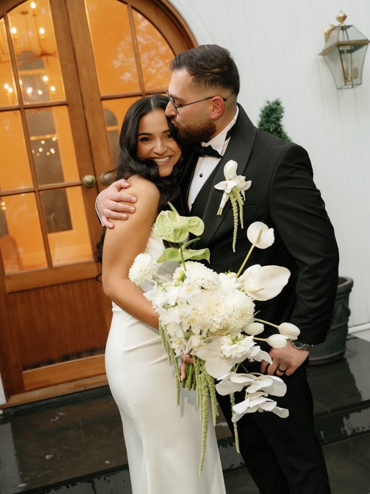 : Emily & Andre 🤍
Good-looking squad, beautiful blooms — talk about picture perfect ✨
📸 @cjvweddings