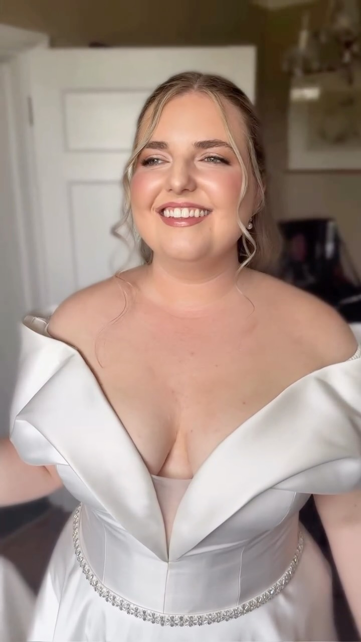 My beautiful Emily transformed into a queeeen 👑✨✨
… in glowy classic bridal soft glam at @portlympneweddings ✨✨✨
Makeup @helenleemua
Hair @shesaidyesbridalhair
Dress @altacosturabride