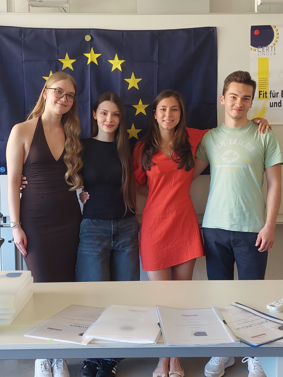 Vier Schülerinnen und Schüler unseres Gymnasiums haben erfolgreich das CertiLingua-Zertifikat erworben.
Im Rahmen ihrer internationalen Projekte und Praktika sammelten Paulina Gnadt, Marisol Mählich, Jolin Schmidt und Nick Kaiser wertvolle Erfahrungen in Italien, Estland, Tschechien und den USA.
Wir sind stolz auf ihr Engagement, ihre Offenheit gegenüber anderen Kulturen und ihren herausragenden Leistungen. Sie repräsentieren unser Gymnasium auf besondere Weise und zeigen wie internationale Bildung Brücken zwischen Menschen und Ländern baut.
Das CertiLingua-Zertifikat zeichnet besondere Leistungen in den Bereichen Mehrsprachigkeit, europäische und internationale Kompetenzen sowie gesellschaftliches Engagement aus.
Herzlichen Glückwunsch zu diesem Erfolg, denn dieses Zertifikat erhalten nur 40 Schülerinnen und Schüler aus ganz Sachsen.
A. Woitscheck S. Kelch
#certilingua #languagesareourfuture #languagelearning #graupnergym #congratulations