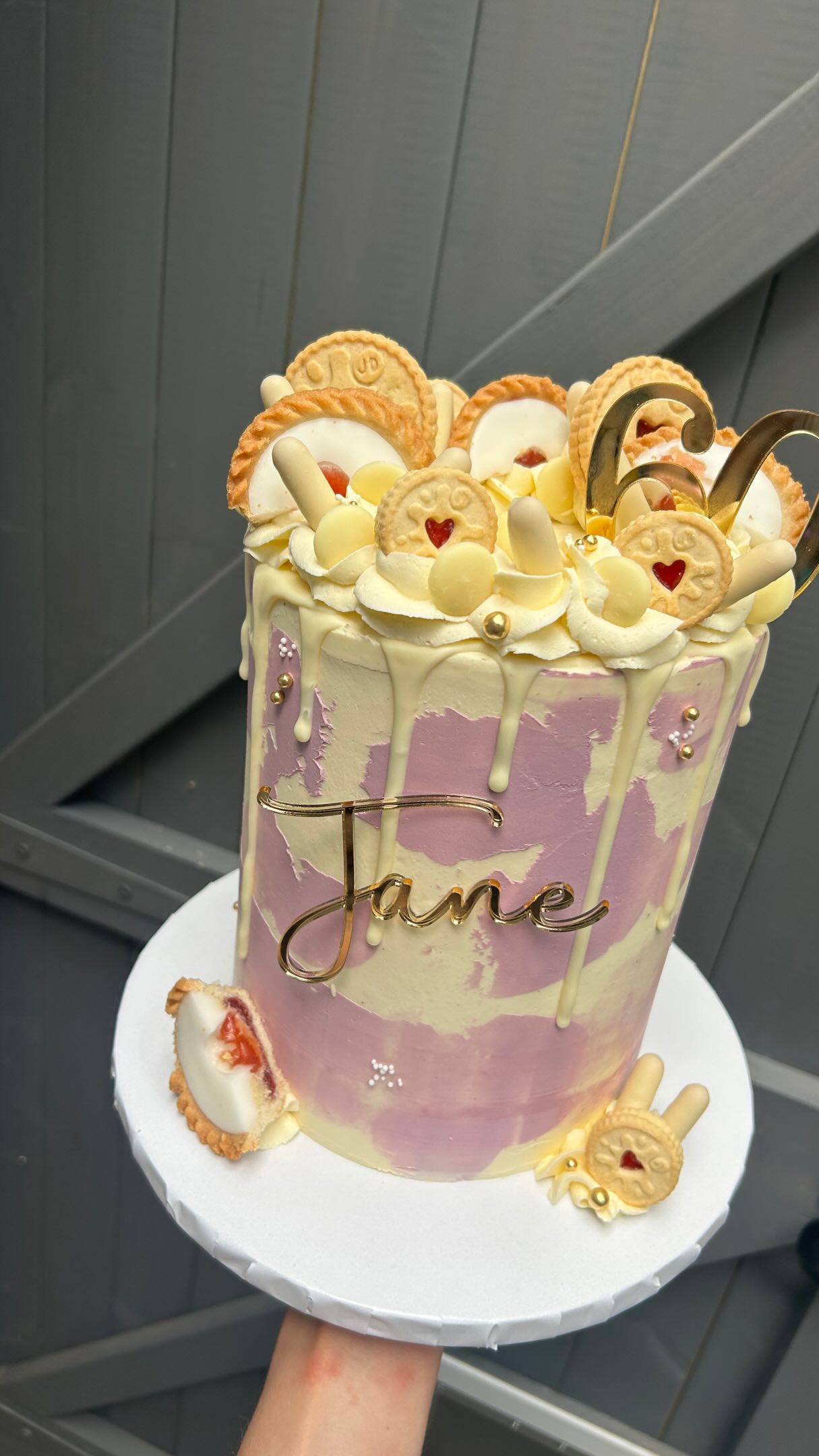 One of many beautiful cakes that went out this weekend 💗
Cake: 4 layer 6 inch vanilla sponge, with white chocolate buttercream & raspberry jam
#tallcakes #purplecakes #60th #60thbirthdaycake #aylesbury