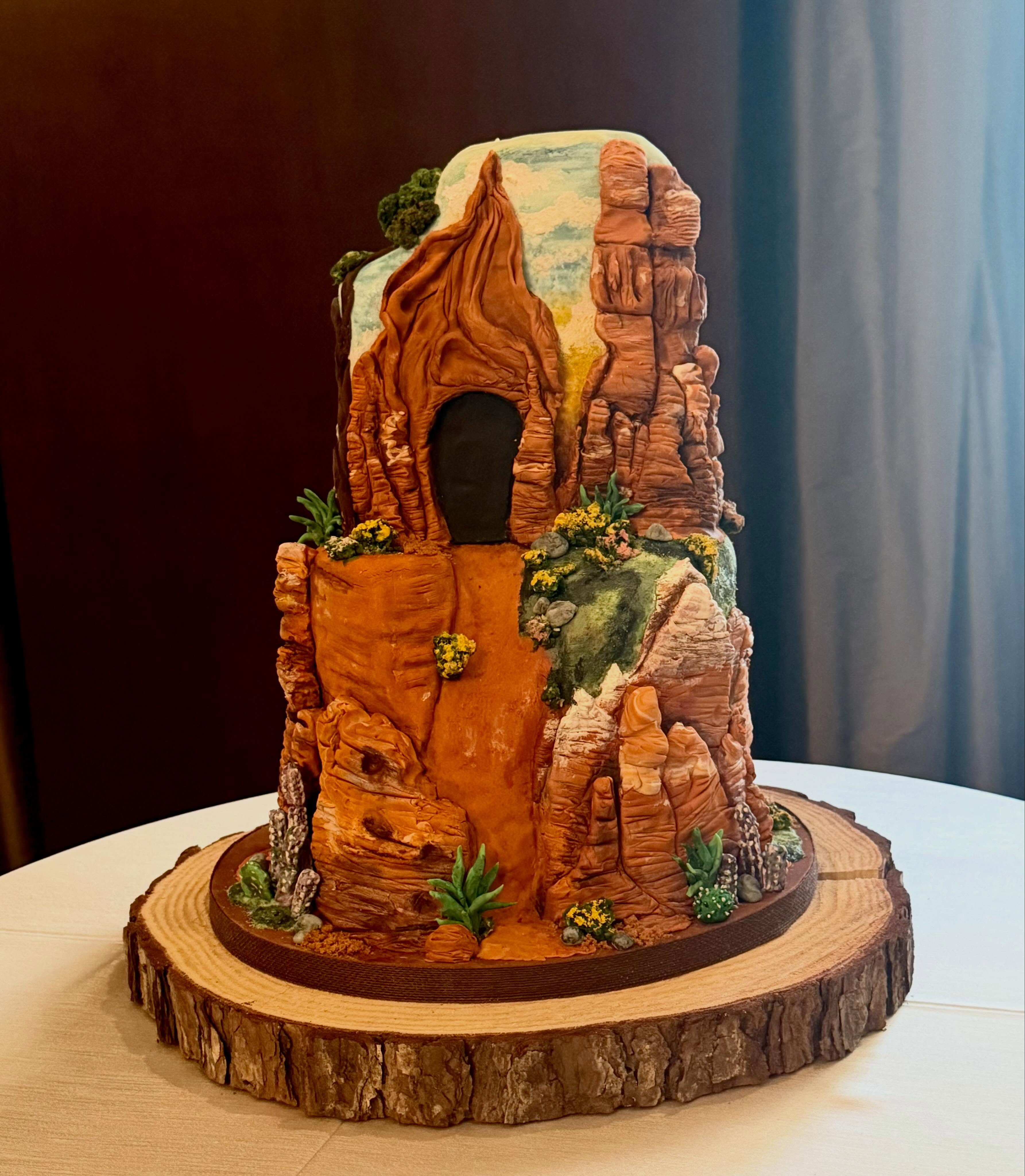Sometimes the grooms cake needs its own spotlight. This desert, red rock, inspired cake was one of those cakes.
Cake insides: peanut butter cup
Location: @mariott_hotel
#desertinspiredcake #sceniccake #utahcakeartist