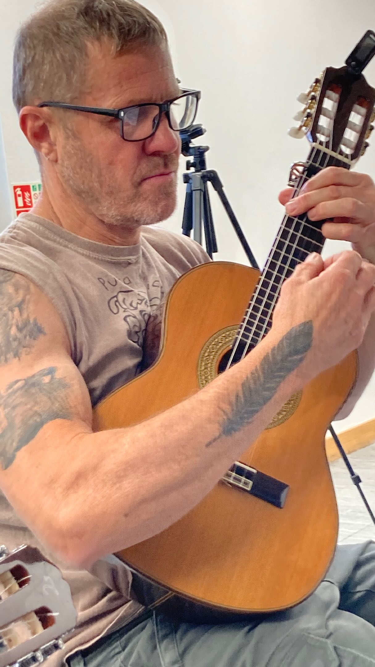 Rehearsals for tomorrow's gig at @andsoulsanctuary raising funds for @amberwoodanimals sanctuary.
5pm start. There's a sauna there too! Oooooh
#music #heart #animals #singer #healing