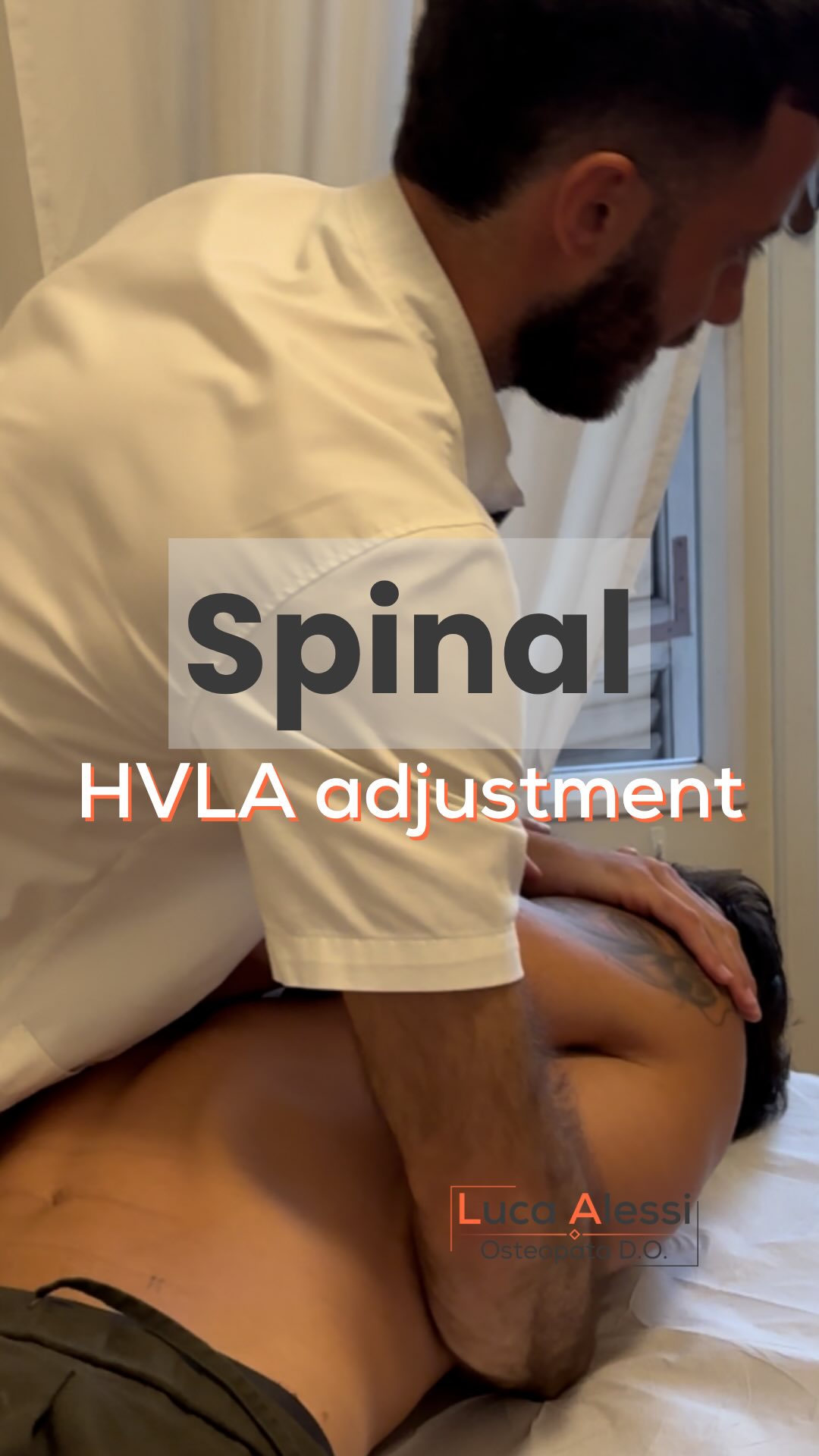 Il rachide cervicale e il rachide dorsale rappresentano una delle aree più importanti nella biomeccanica del corpo umano.
La mobilità cervicale influenza orientamento dello sguardo, equilibrio, controllo posturale e percezione dello spazio. Allo stesso tempo, il tratto dorsale costituisce una vera piattaforma meccanica per collo, spalle e gabbia toracica.
Quando queste strutture perdono mobilità, il corpo raramente smette di funzionare.
Più spesso si adatta.
Compensa.
Modifica il movimento.
Redistribuisce i carichi.
Ed è proprio da questi adattamenti ripetuti che possono nascere rigidità, sovraccarichi e sintomi persistenti.
In ambito osteopatico, la valutazione e il trattamento del rachide non hanno l’obiettivo di “rimettere a posto una vertebra”, ma di favorire una migliore capacità di adattamento dei tessuti e del movimento, rispettando la fisiologia individuale della persona.
Ogni trattamento parte sempre da una valutazione clinica accurata.
Perché dietro un sintomo spesso esiste una storia biomeccanica molto più complessa di quanto sembri.
📍 Studio Osteopatico Roma Prati
Per informazioni o prenotazioni puoi contattarmi in privato o tramite il link in bio.