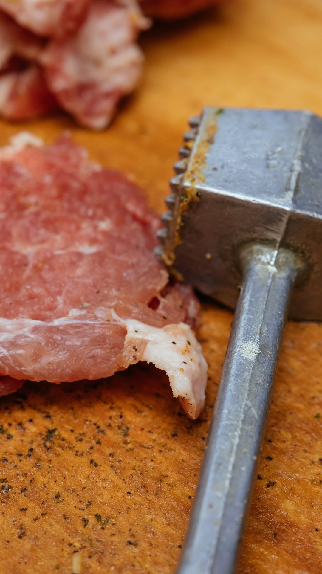 🥩 Você também achava que bater na carne era só costume de vó ou truque de churrasqueiro?
Na verdade, cada martelada altera a estrutura das fibras musculares e ajuda a deixar a carne mais macia. Mas tem um detalhe que quase ninguém sabe: isso não significa que ela vai ficar mais suculenta.
E agora quero saber: você bate na carne antes de cozinhar ou nunca fez isso?
#carne #proteina