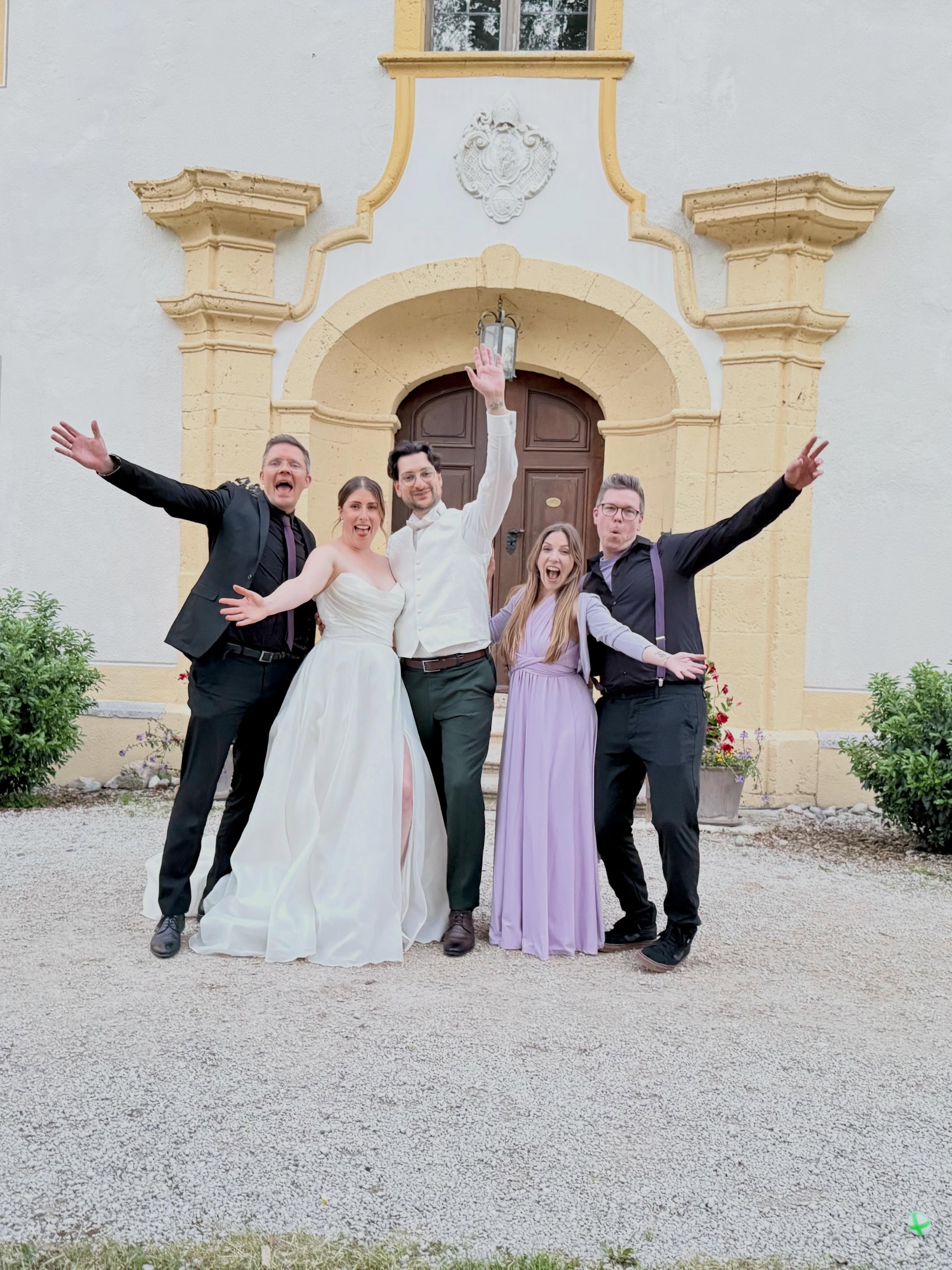 Ein Tag voller Musik – und voller Herzlichkeit. 💜
Gestern durften wir Franzi & Philipp den gesamten Tag ihrer Hochzeit auf dem wunderschönen Schloss Ehrenfels musikalisch begleiten – und genau solche Tage erinnern uns daran, warum wir unseren Beruf so lieben.
Liebe Franzi, lieber Philipp: Vielen Dank für euer Vertrauen und eure Herzlichkeit. Ihr wart ein unglaublich sympathisches Brautpaar und habt es uns leicht gemacht, eure Wünsche mit Freude umzusetzen.
Gestartet sind wir mit der Trauung im Duo. Zum Sektempfang hatten die beiden einen ganz besonderen Wunsch: Saxophon! Natürlich haben wir das gerne möglich gemacht und waren gemeinsam mit unserer lieben Johanne und unserem Drummer Fabi zu viert für die musikalische Begleitung da.
Anschließend ging es drinnen weiter: Beim Dinner waren wir wieder als Rebecca Sammet Trio live zu hören. Ein echtes Highlight war der begeisterte Empfang des Brautpaares beim Einzug zum Dinner – die Gäste haben die beiden mit riesigem Jubel gefeiert, und Daniel konnte diesen Moment am DJ-Pult perfekt in Szene setzen.
Auch den Hochzeitstanz durften wir live mit „You Raise Me Up“ begleiten, bevor Daniel anschließend als DJ die Tanzfläche eröffnet und für beste Stimmung gesorgt hat.
Es war ein langer Tag – gefeiert wurde bis 2 Uhr nachts. Aber genau so soll es doch sein: voller Musik, voller Emotionen und mit Menschen, die den Tag unvergesslich machen.
Danke dem lieben Brautpaar, dass wir ein Teil eurer Geschichte sein durften. 🫶 #hochzeitssängerin #saxophon #weddingvibes