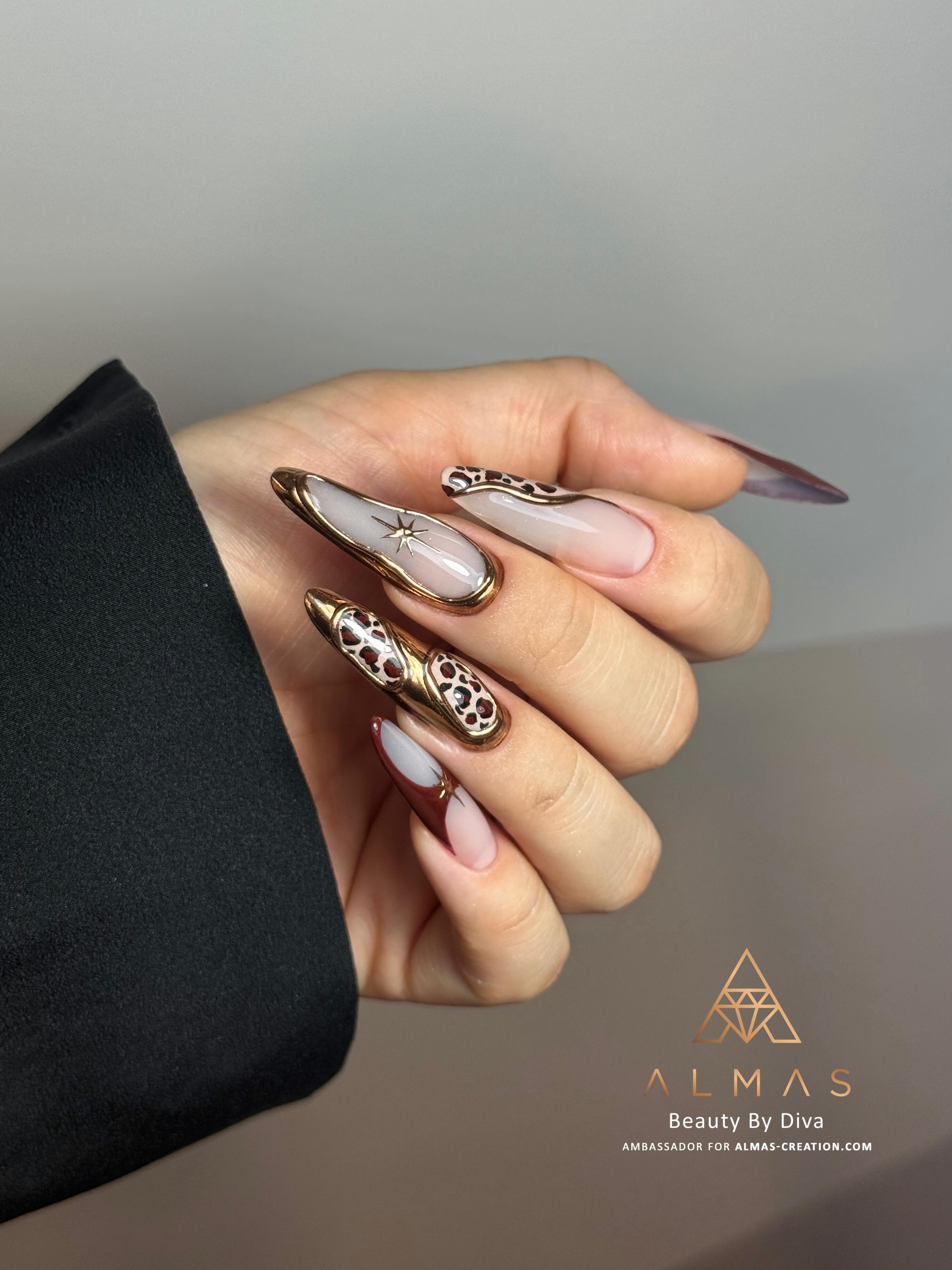 Quel est votre pigment favori parmi les références de notre collection Mirror Effect? ⬇️
C’est le numéro 8 qu’a utilisé Diva pour sa nouvelle pose de forme amande. Pour reproduire son travail, munissez-vous également du polygel liquide Almond Milk, des paints Black Storm/Cacao, du vernis Sand, de la Crystal Glue Gel et de la finition Master Top Coat! ✨
#pigmentnails #chromenailart #onglesgel #onglesengel #manucures