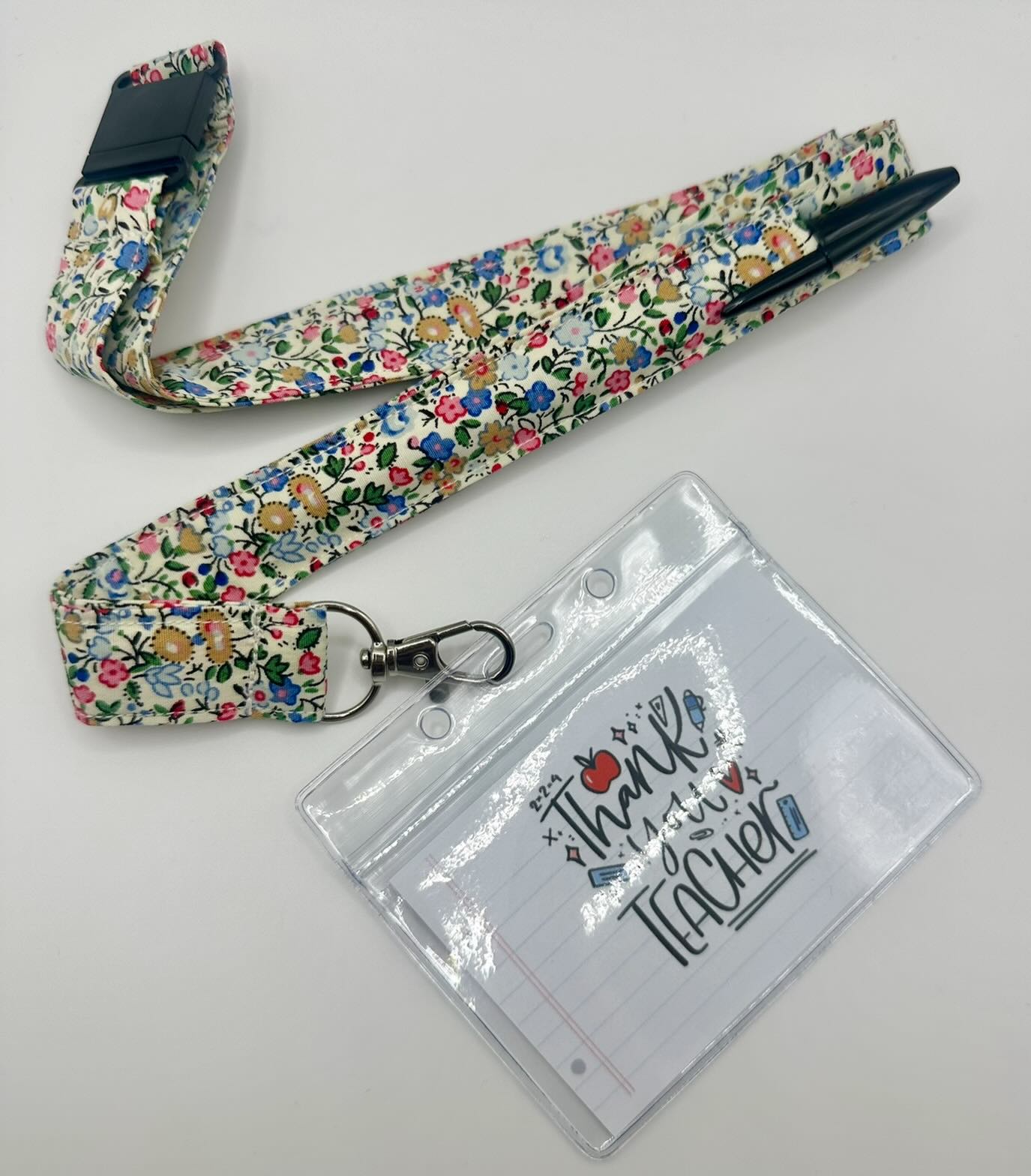 It’s that time again! … for the perfect teacher gift 🥰🍎📚
#lanyard #teacher #gift #giftideas #littledotsbows