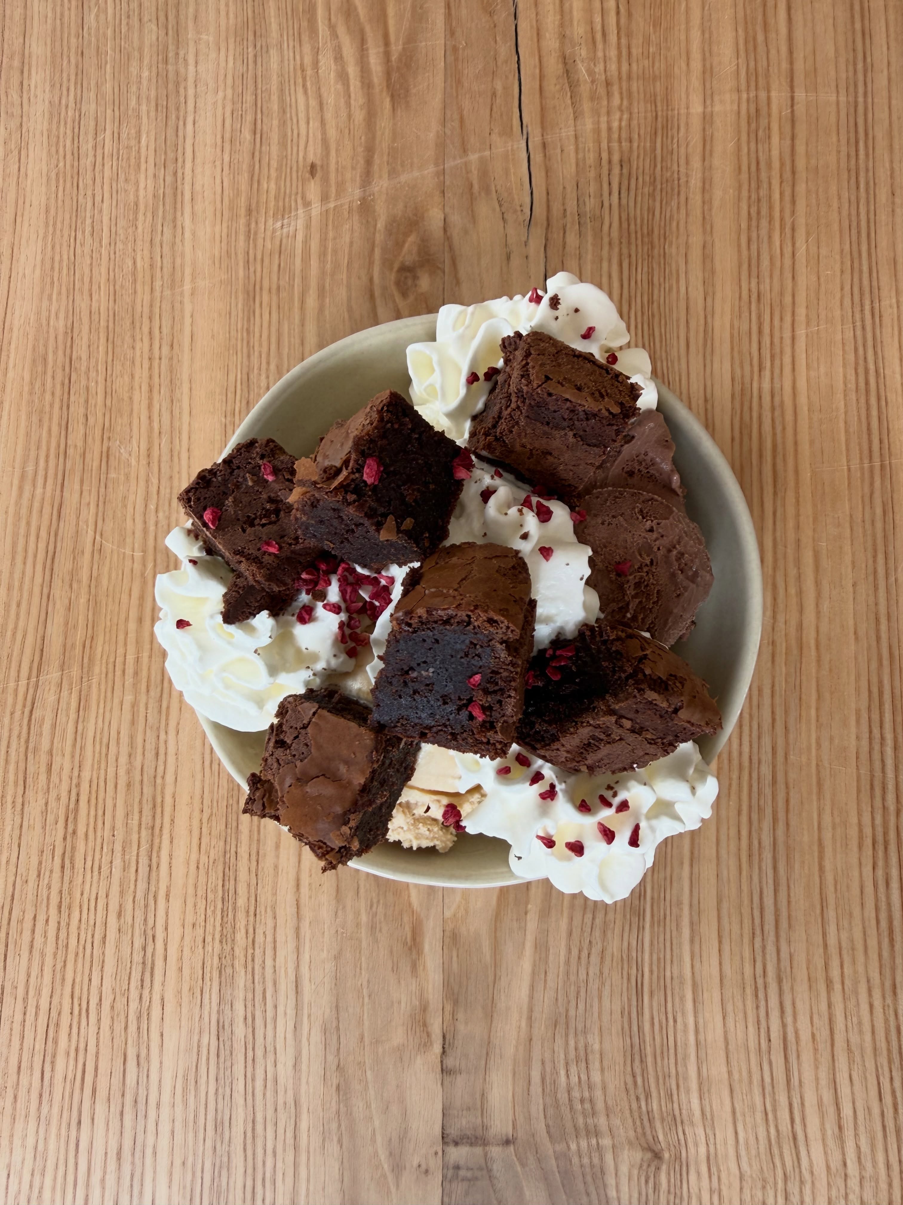 Chocolate brownie ice cream sundae 🍨 The sun may be gone but our icecream sundae is here to stay ✨
Using only the best @bluebell_dairy ice cream and @settvalleykitchen brownie.