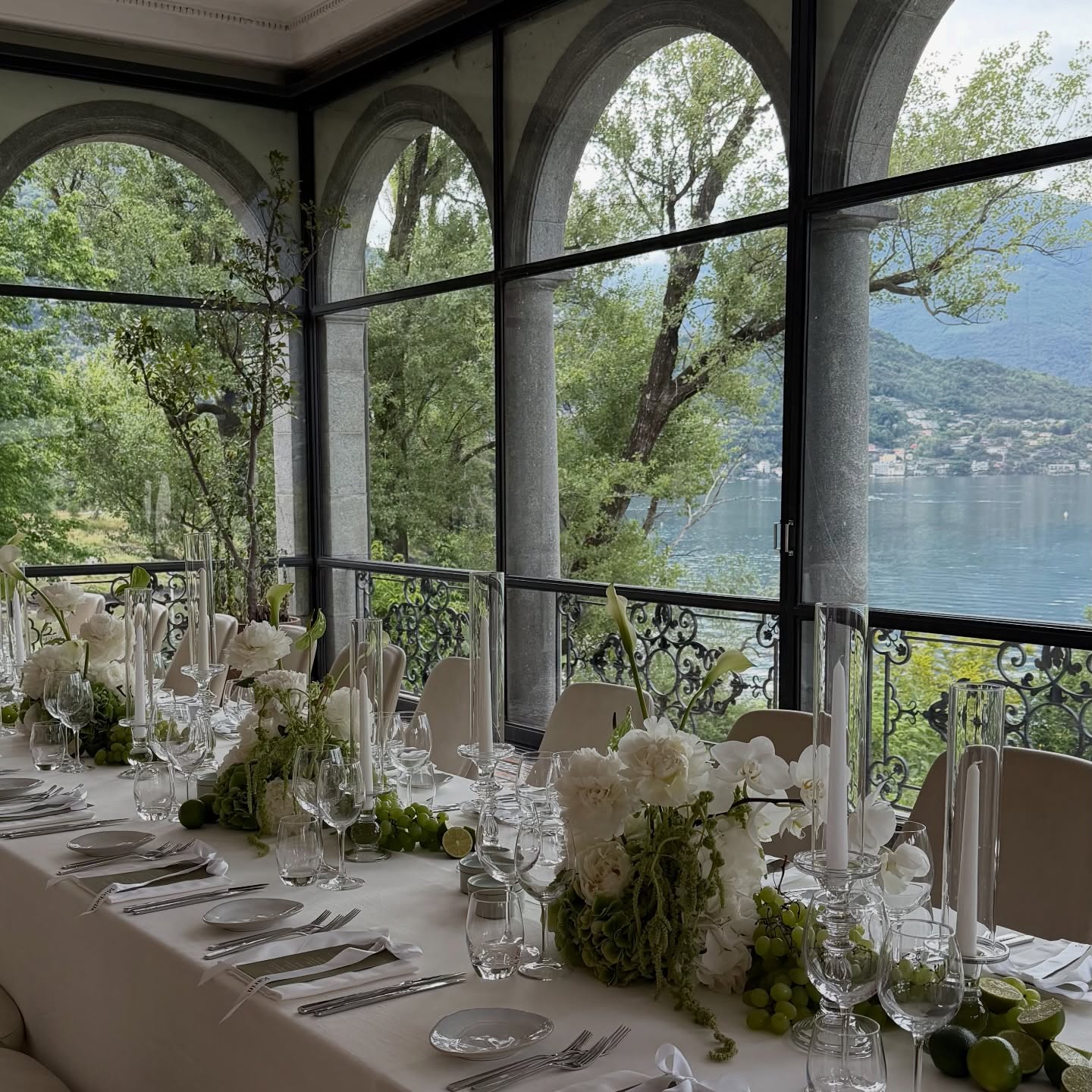 When in Italy☀️
Auf einer ganz besonderen Insel im Largo Maggiore zwischen Italien und Schweiz durften wir eine intime Micro Wedding in einer eleganten Grün-Weiß-Palette gestalten.
Feine Orchideen und Calla-Lilien verliehen dem Setting zeitlose Schönheit und Leichtigkeit.
An diesem besonderen Ort mit so lieben Menschen entstand ein Tag voller besonderer Momente, natürlicher Eleganz und unvergesslicher Erinnerungen
Wir freuen uns, ein Teil dieser Hochzeit gewesen sein zu dürfen 🤍
#wedding #italy #microwedding #largomaggiore #flowers