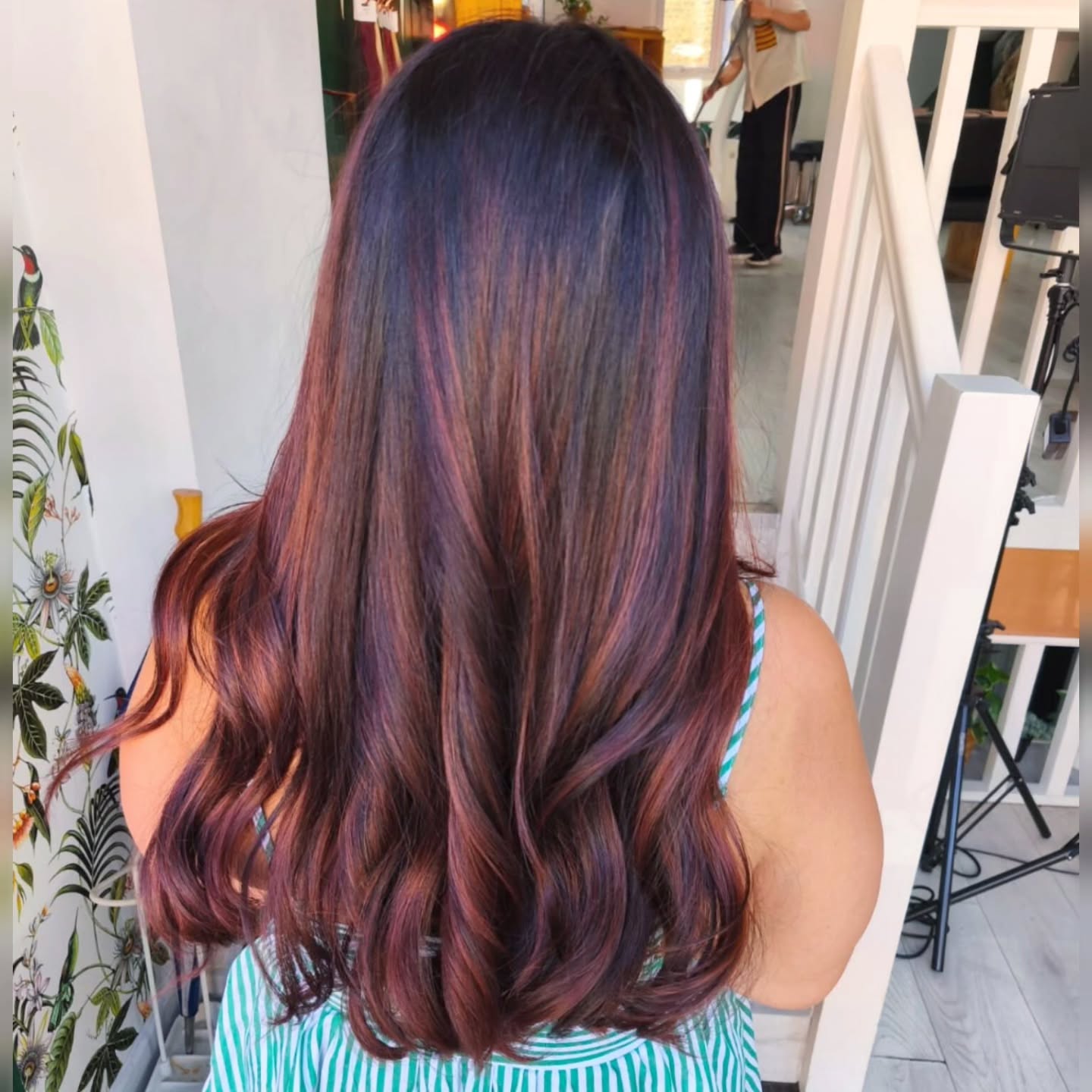 A bespoke colour transformation tailored to enhance natural beauty and create effortless dimension. ✨
Swipe to discover the before and see the journey ➡️
Client: @ea_cab
Hair colour by Max
Styling by Lucas
