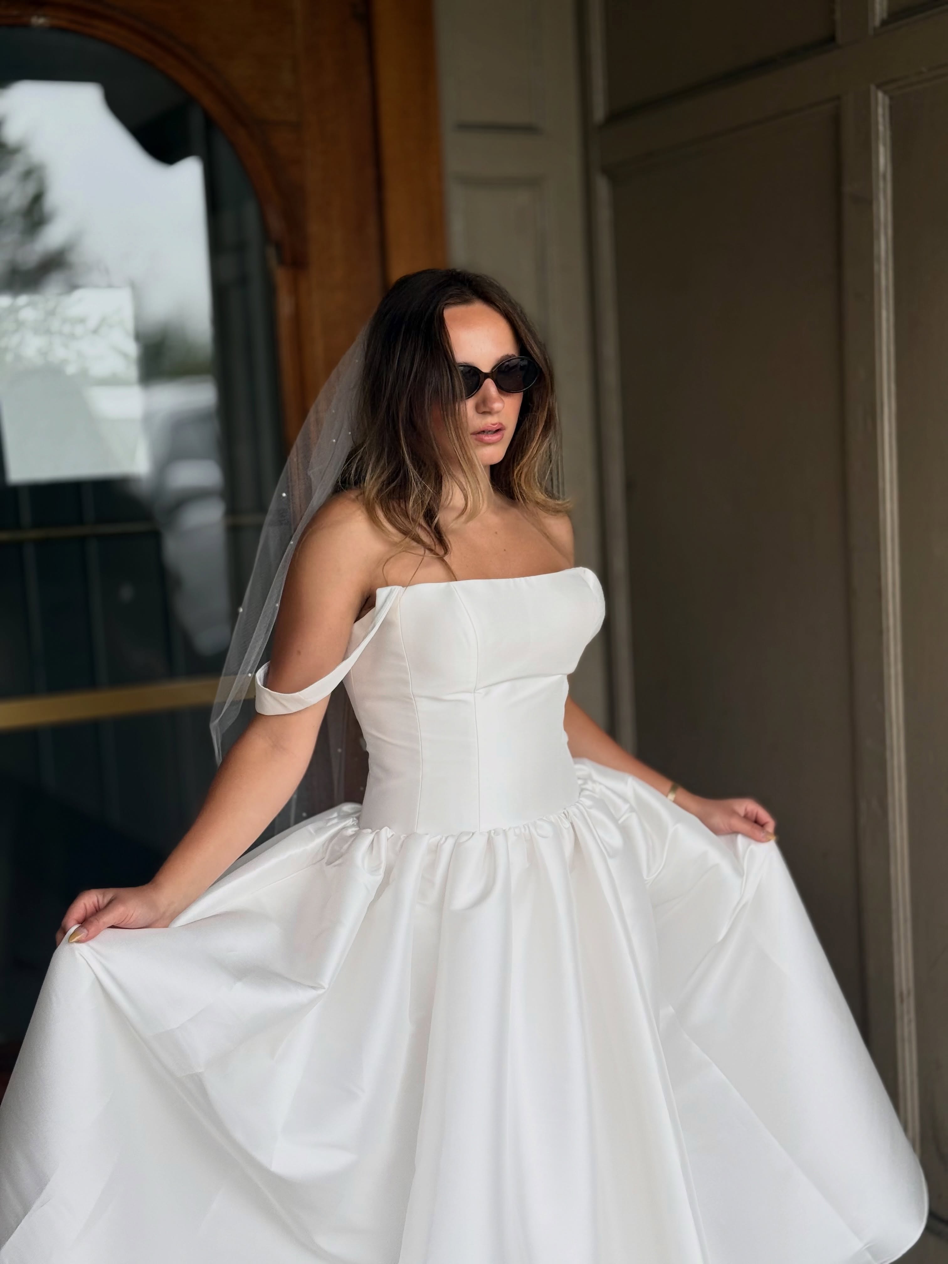 Minimalist brides, this one’s for you.🫶🏼
Chic satin, timeless structure, and luxury bridal energy.
Book your appointment to shop our collection of little white (mini + midi) dresses!🤍
#MinimalBride #SatinWeddingDress #ModernWedding #BridalTrend #pnwwedding