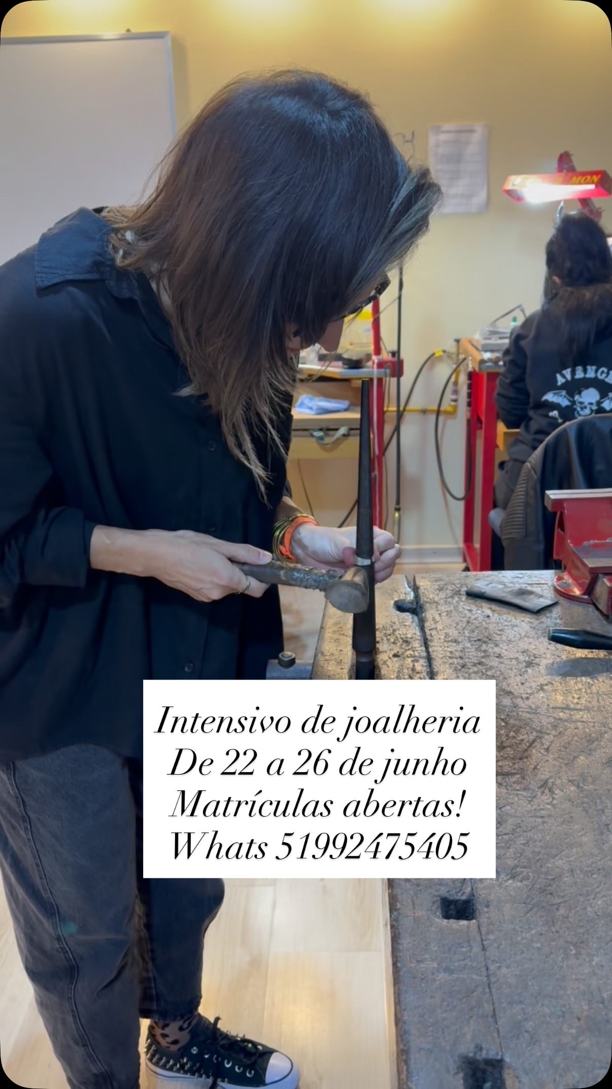 As novas turmas de Intensivo de Joalheria e de Modelagem em Cera já estão abertas e esperando a sua inscrição!
De 22/06 06 a 26/06 serão 5 dias de muita técnica e criação, com contato direto com ferramentas, materiais e processos. O acompanhamento é próximo e feito para garantir que você aproveite e aprenda de verdade durante o intensivo.
Escolhe o teu curso e vem fazer parte. Nos chame pelo WhatsApp e faça sua inscrição. Nos vemos logo mais!