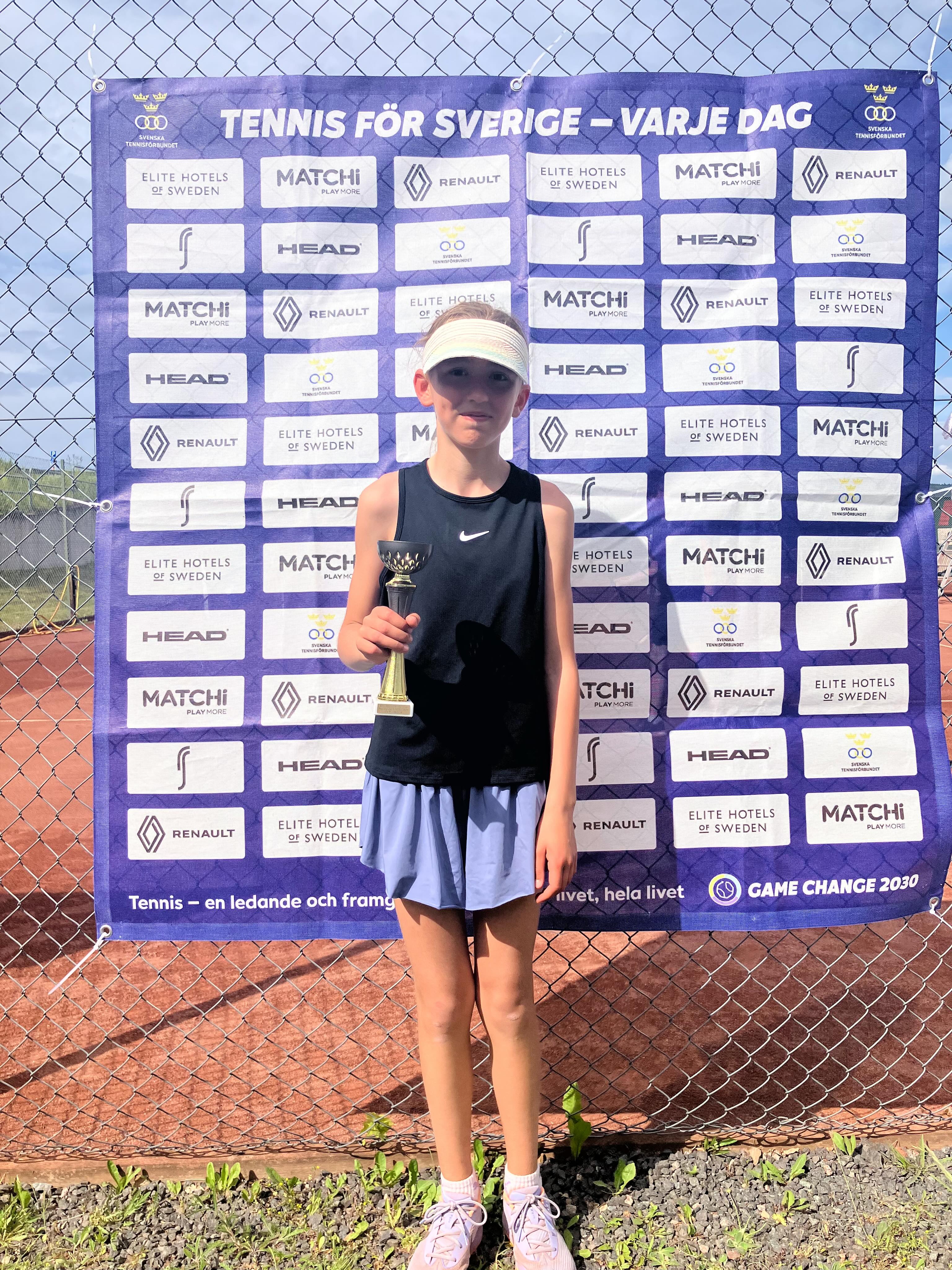 Det har spelats Next Generation Cup slutspel i Jönköping. 11,13,15 flickor, pojkar.
De bästa i Region Syd kämpar om tre platser i varje klass för att få komma till Sverigefinalen i Båstad.
Vincent Ihrmark PS15 förlust i första matchen. Amanda Zander förlust i kvartsfinal. Selma Munteanu spelade 4 strålande matcher men fick se sig besegrad i femte avgörande set. Denna match gällde om 3-4 platsen. Surt att komma fyra men en mycket väl genomförd tävling av dig Selma.💪🏻