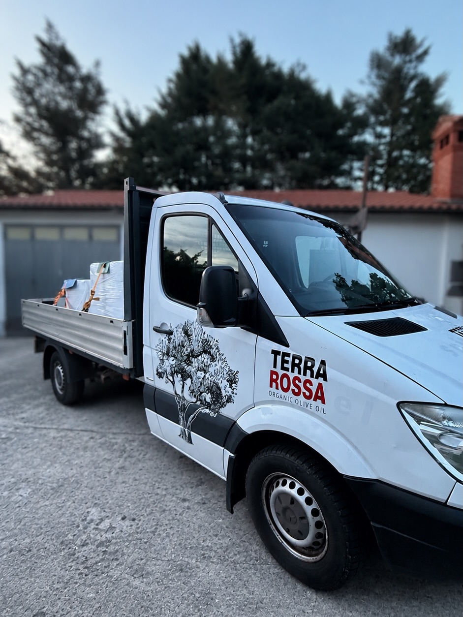 RESTOCK INCOMING! 🚚🫒
The TERRA ROSSA truck is fully loaded and on its way to Switzerland with fresh supplies of our award-winning organic extra virgin olive oil.
From the red soils of Istria directly to your table. 🌿✨
Thank you, Switzerland — your next bottle is already on the road!
#TERRAROSSA #OrganicOliveOil #ExtraVirginOliveOil #Restock #OnTheRoad