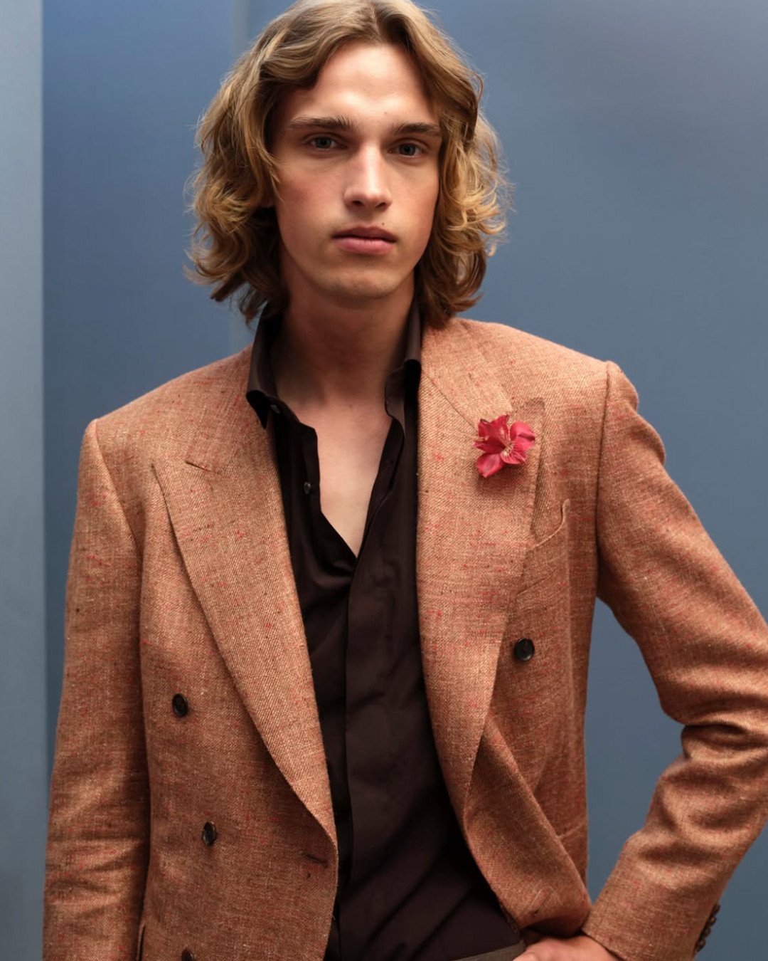 Chez VETEMENTS EXCELSIOR, on célèbre l’artisanat italien. Chaque costume Canali ou Caruso révèle des coutures main, des doublures soignées et une coupe pensée pour durer. Tu vois l’étiquette, tu sens la qualité — pas de fast fashion ici. Envie d’essayer une pièce d’exception à Place Bel-Air, Lausanne ? Link in bio. ✨🧵👔 #LausanneStyle #ArtisanatItalien #ModeDurable #VETEMENTSEXCELSIOR #excelsior #excelsiorlausanne #lausanne #lausannecity #enjoylausanne #modehomme #vaud #vaudpromotion #slowfashion #locationsmoking